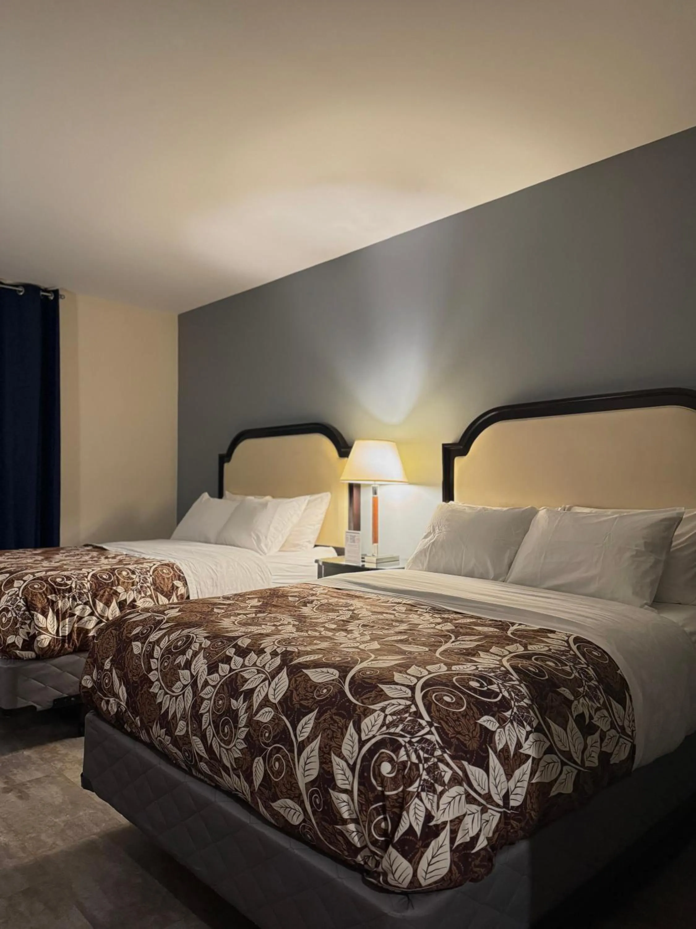 Bedroom, Bed in Big Bird Inn Wawa, SureStay Collection by Best Western