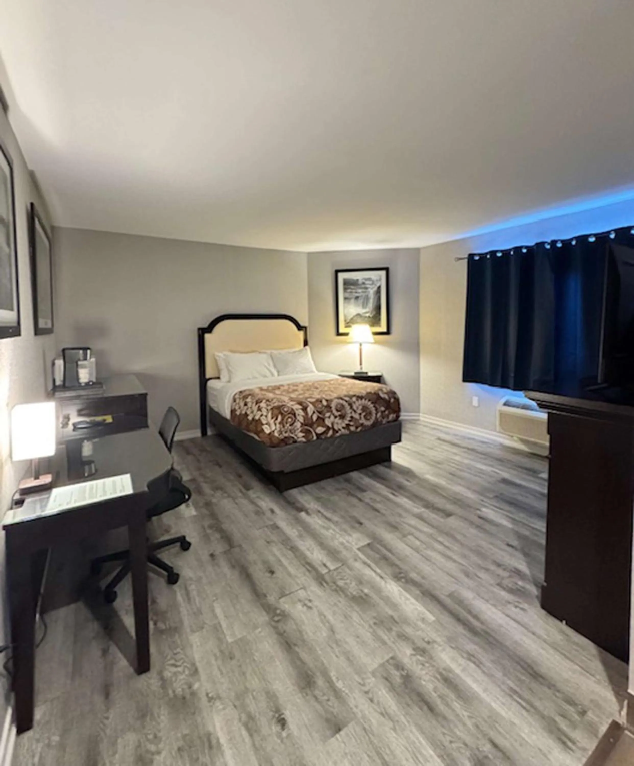 Bedroom, Bed in Big Bird Inn Wawa, SureStay Collection by Best Western