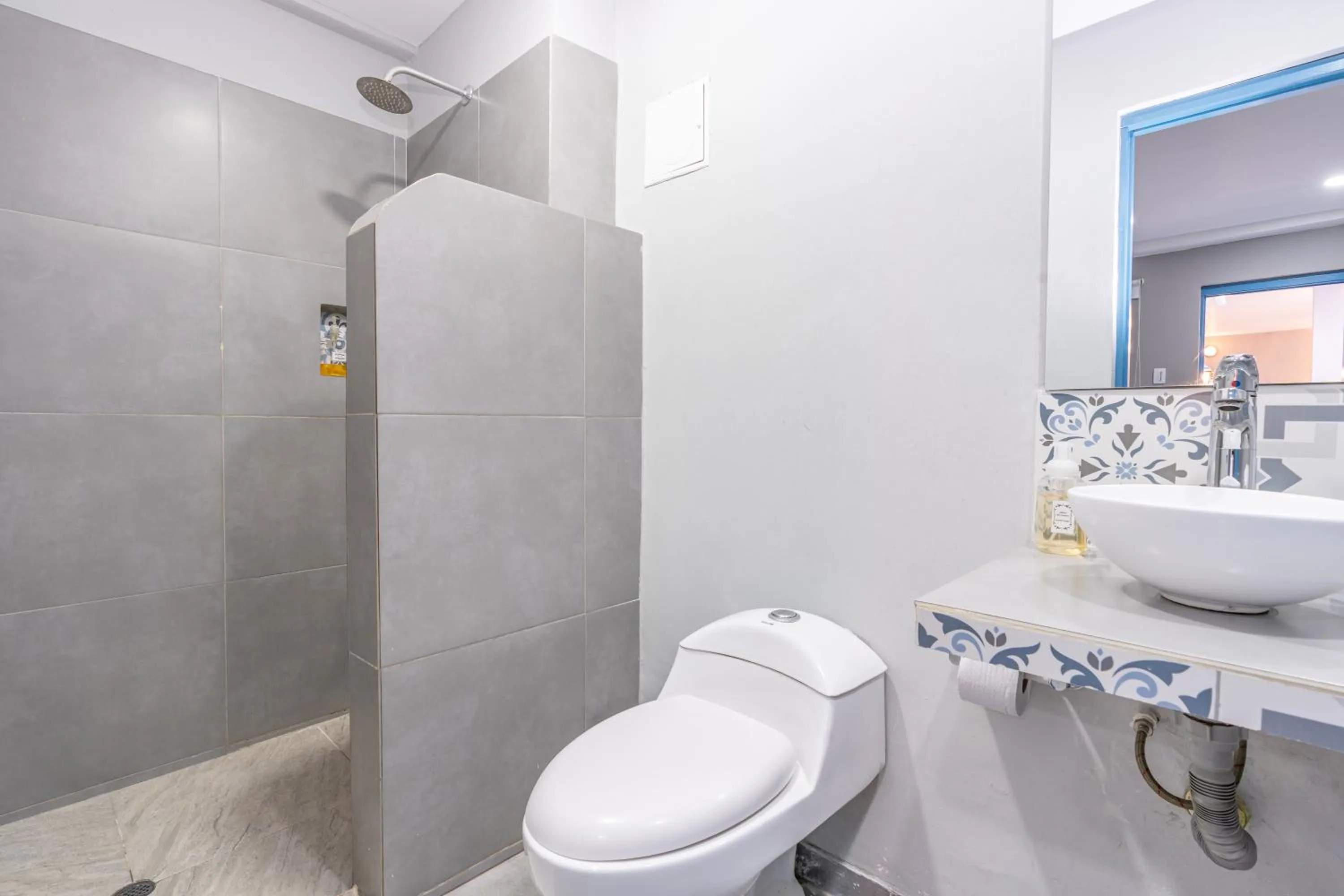 Shower in Hotel Adaz Mediterráneo