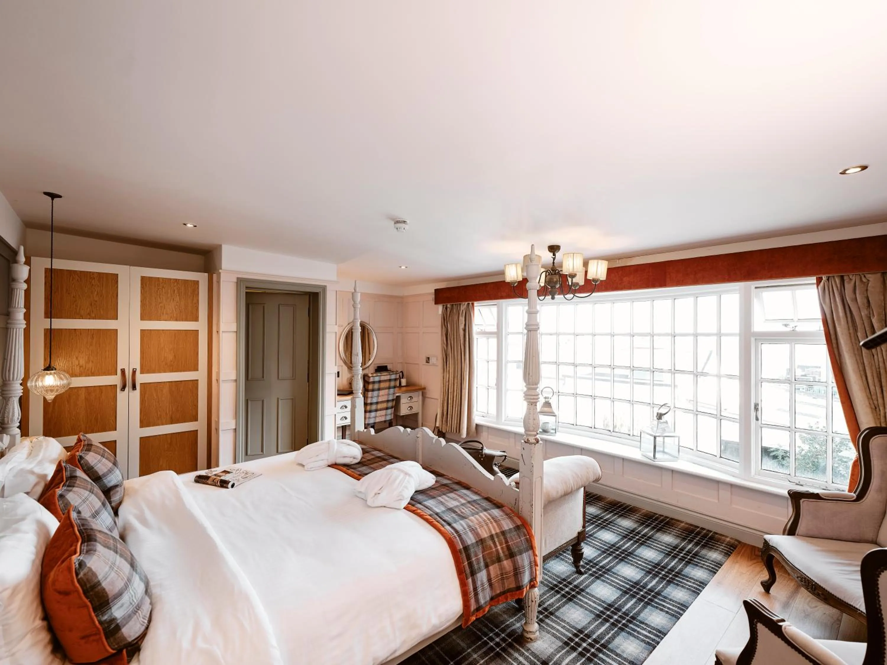 Photo of the whole room, Bed in Old Court House Inn