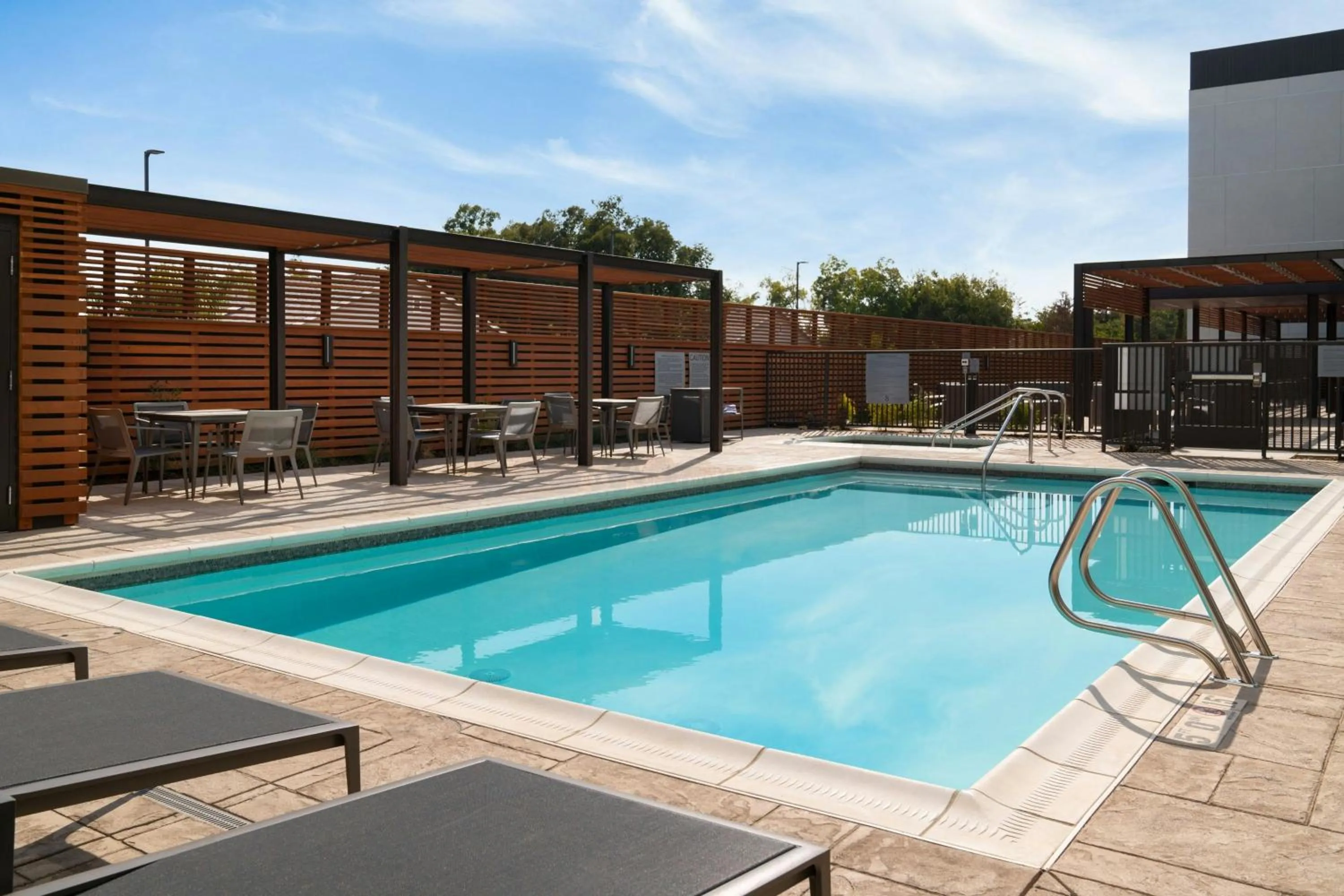 Swimming pool in Courtyard by Marriott Fresno Clovis