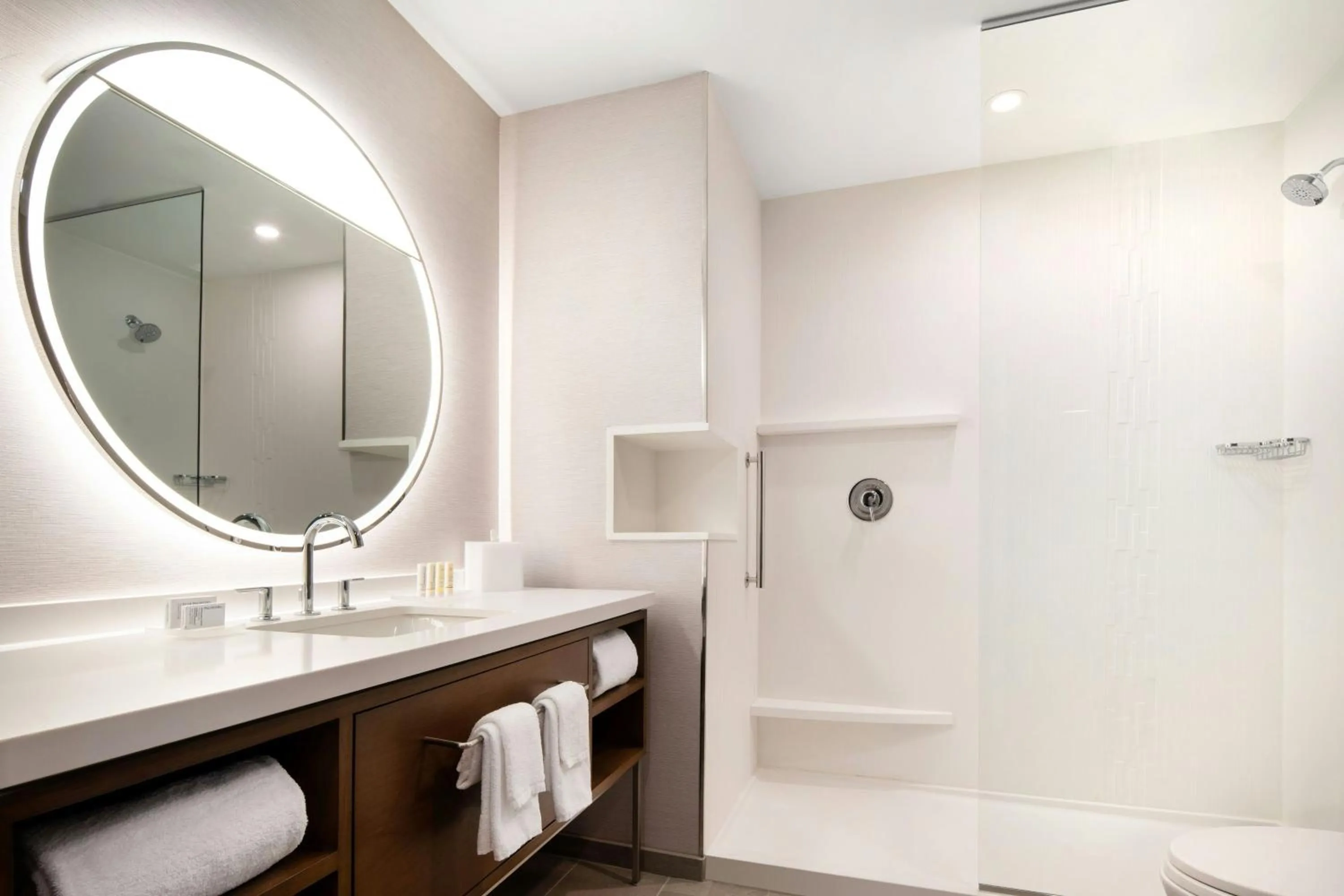 Bathroom in Courtyard by Marriott Fresno Clovis