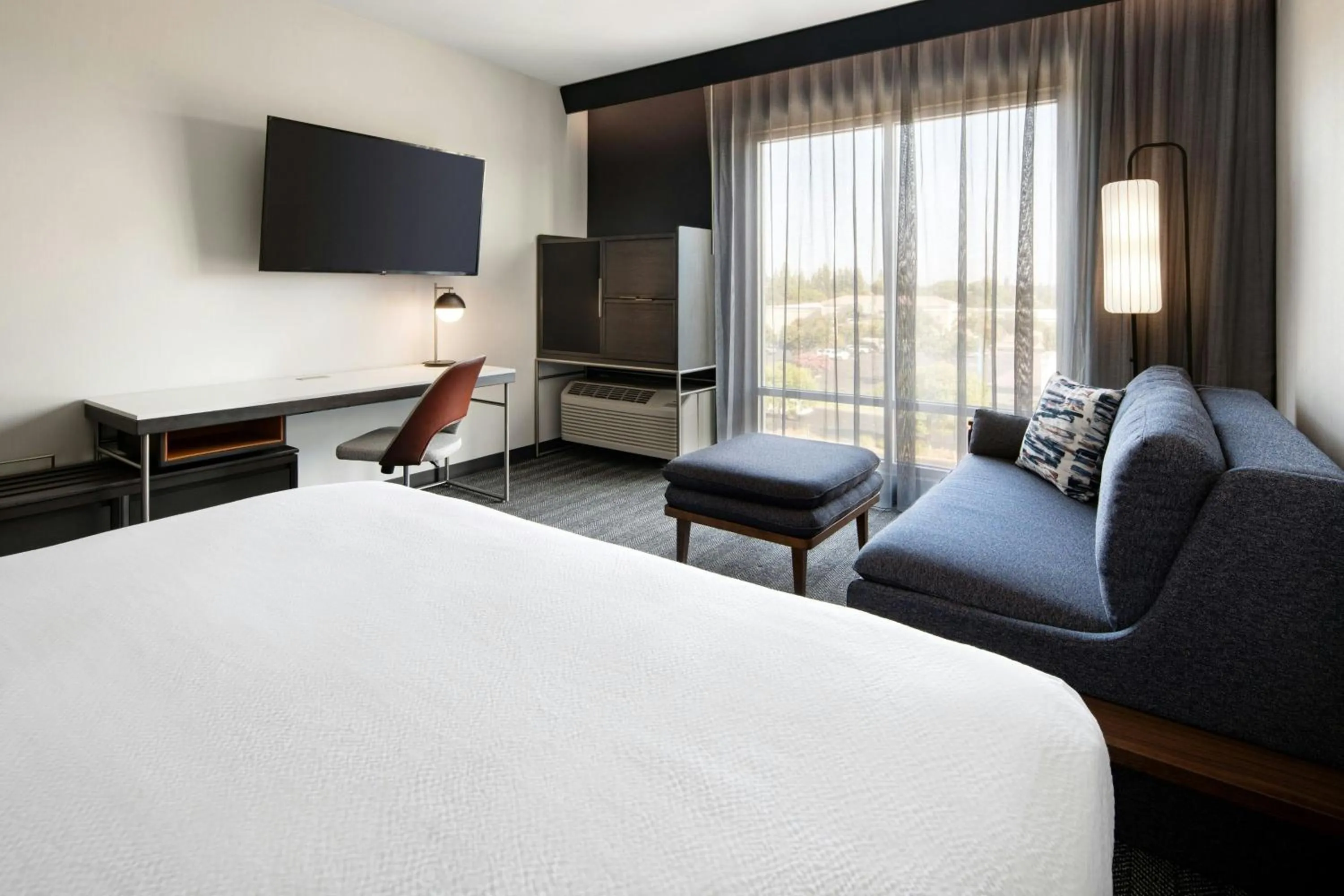 Photo of the whole room, Bed in Courtyard by Marriott Fresno Clovis