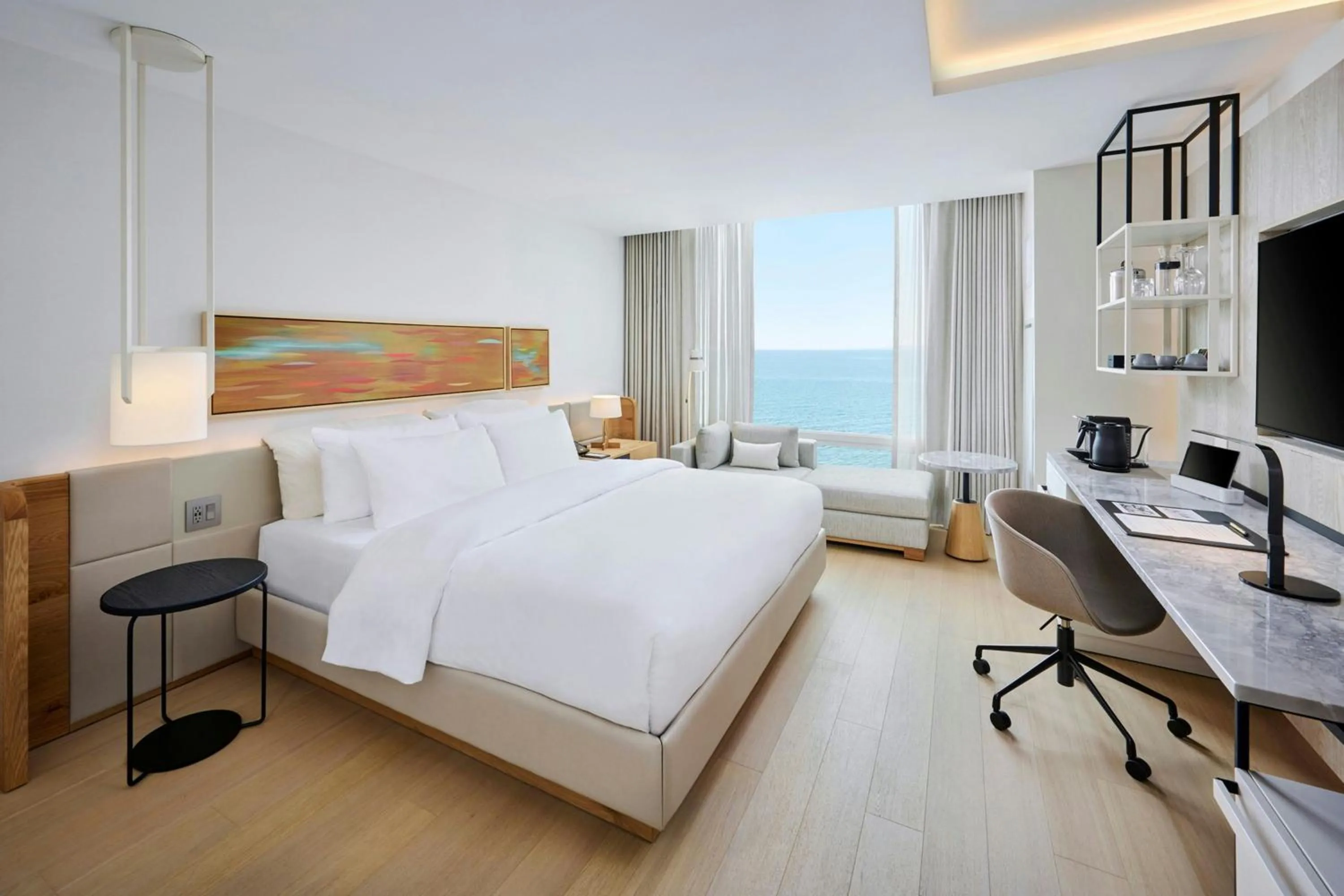 Photo of the whole room, Bed in The Pearle Hotel & Spa, Autograph Collection