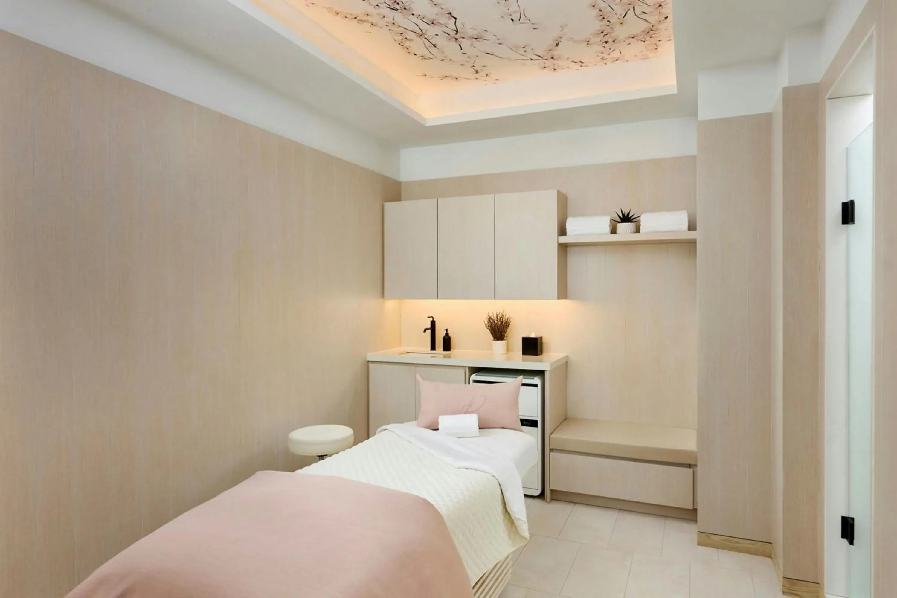 Spa and wellness centre/facilities, Bed in The Pearle Hotel & Spa, Autograph Collection Spa and wellness centre/facilities, Bed in The Pearle Hotel & Spa, Autograph Collection