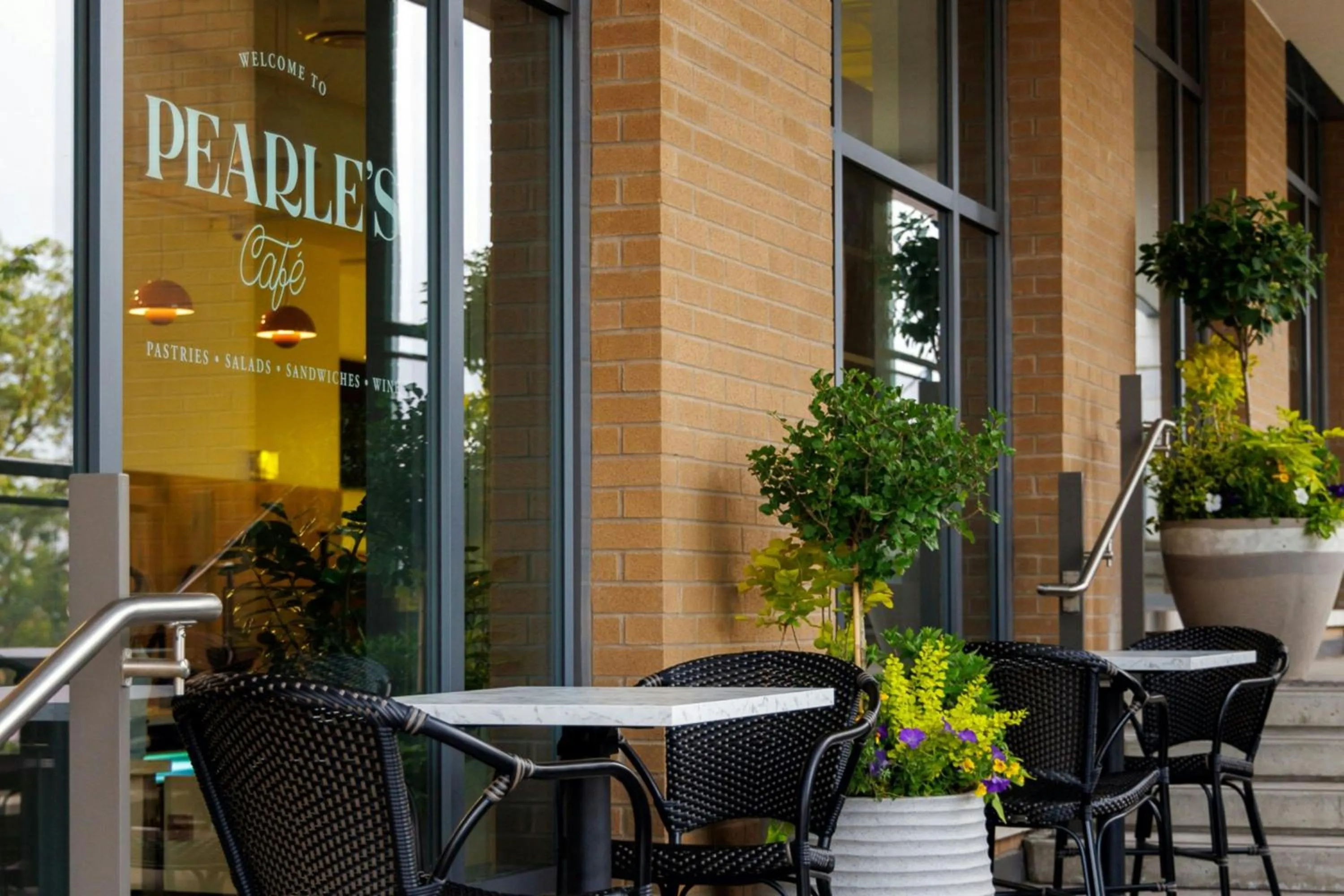 Restaurant/places to eat in The Pearle Hotel & Spa, Autograph Collection