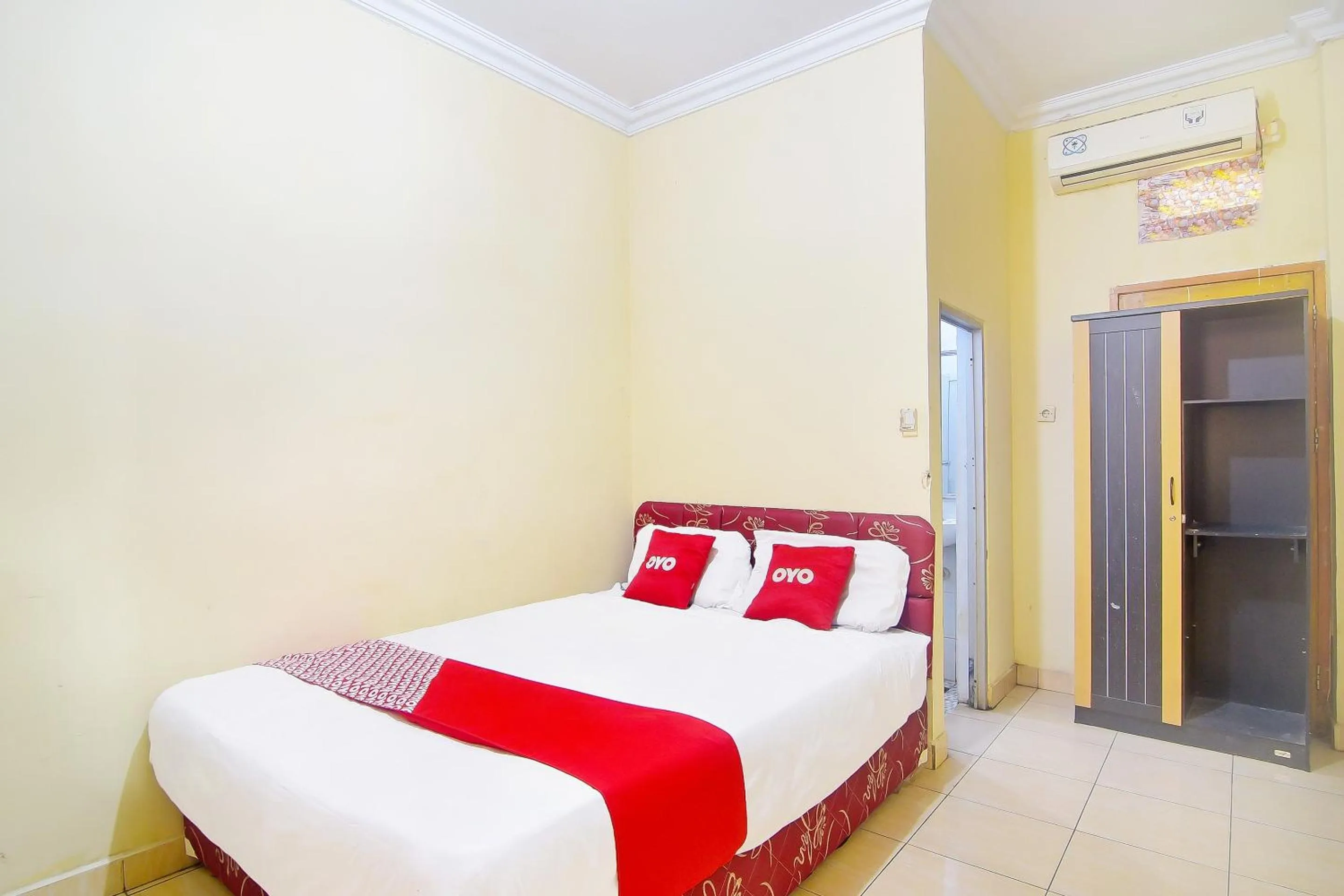 Bedroom in Hotel O A2b Guesthouse