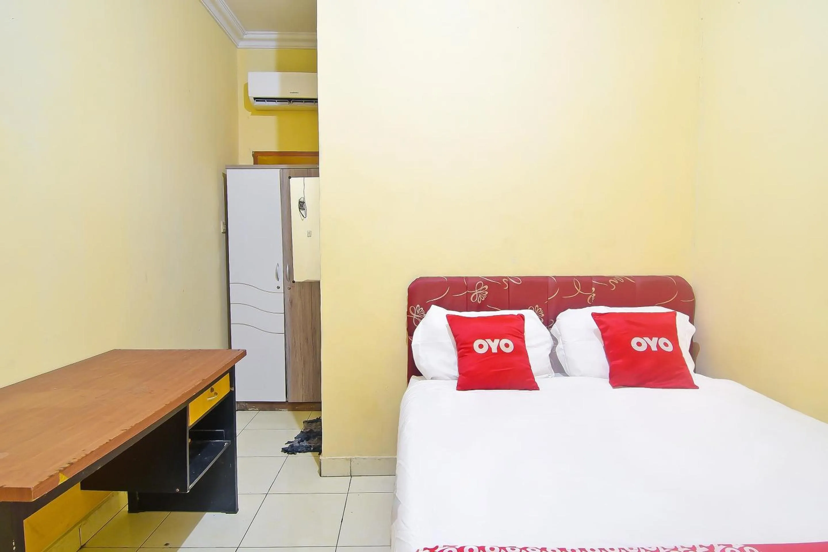 Bedroom in Hotel O A2b Guesthouse