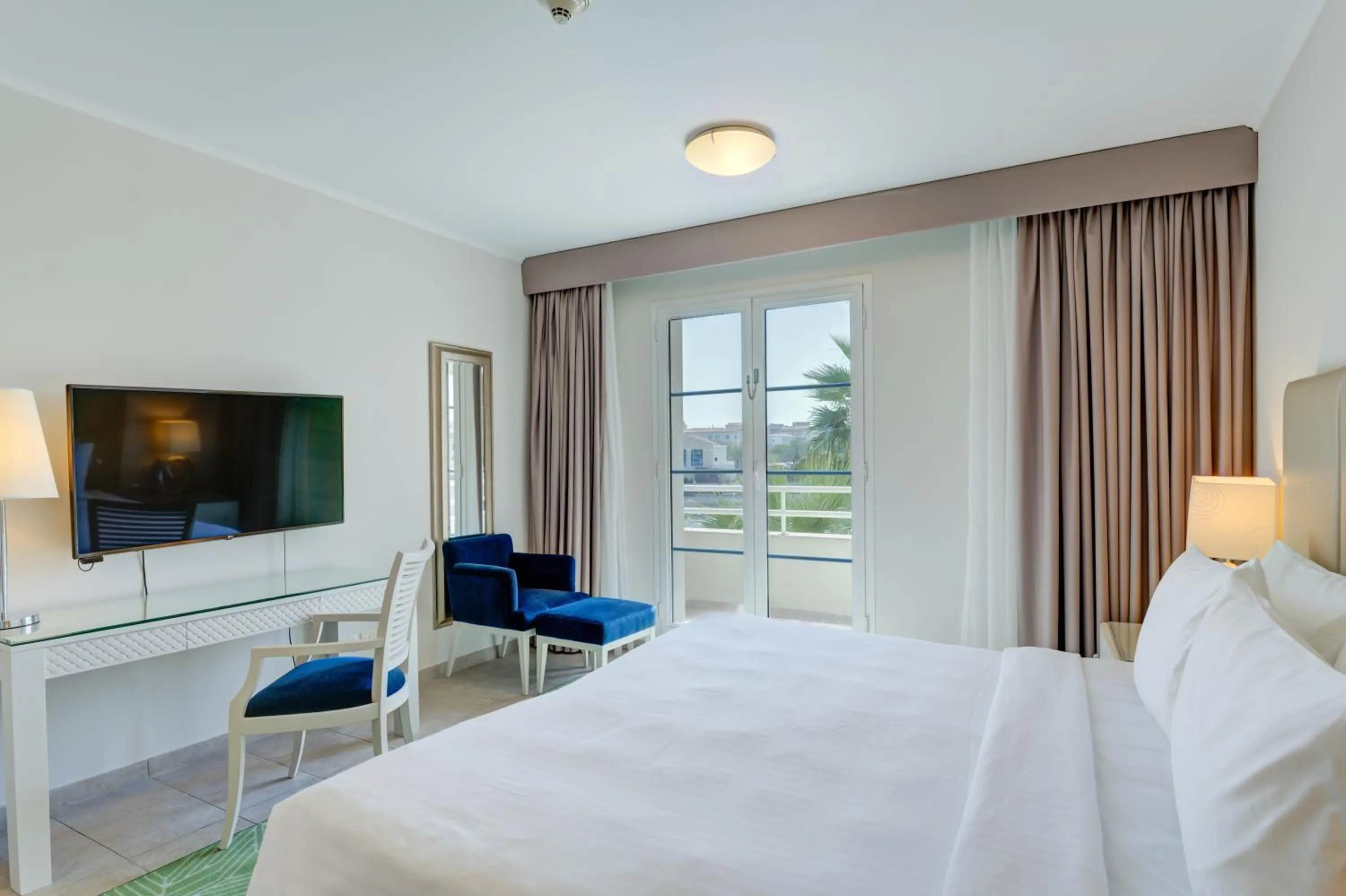 Bedroom, Bed in Millennium Lakeview Residences