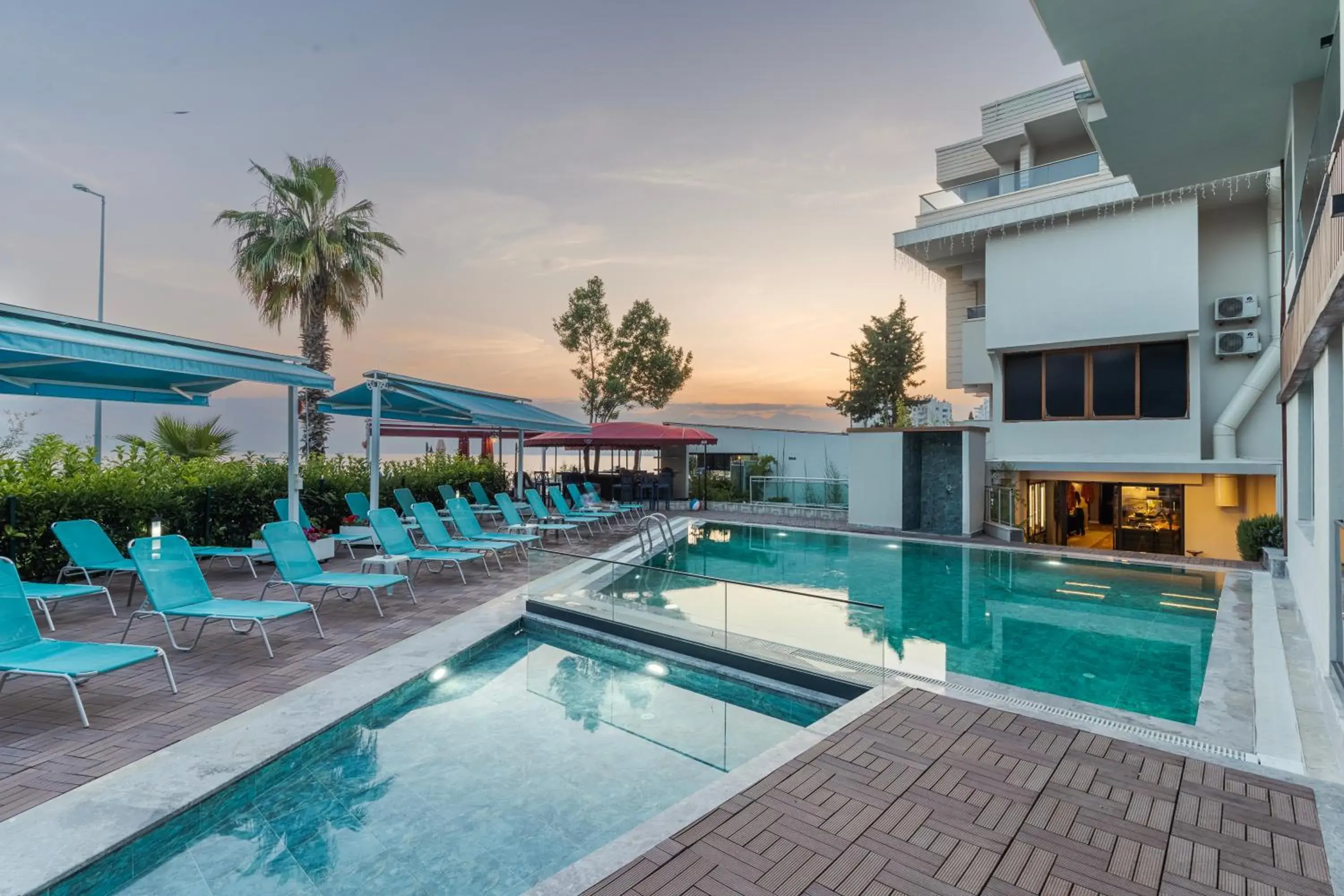 Swimming pool in Tema 242 Hotel Swimming pool in Tema 242 Hotel