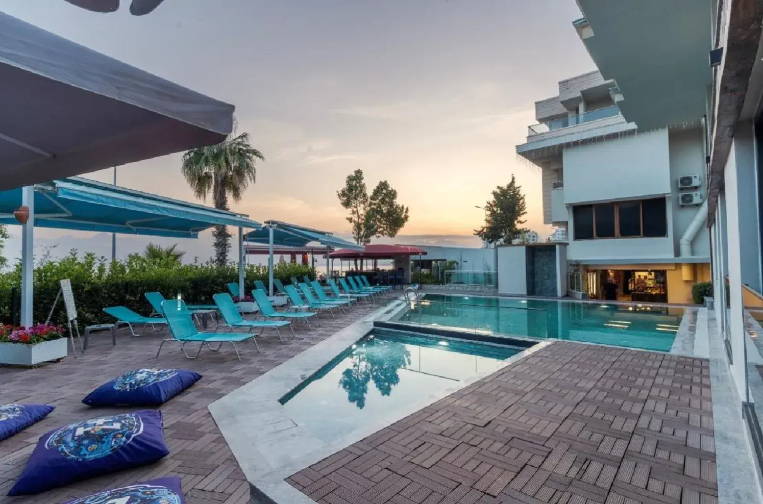 Swimming pool in Tema 242 Hotel Swimming pool in Tema 242 Hotel