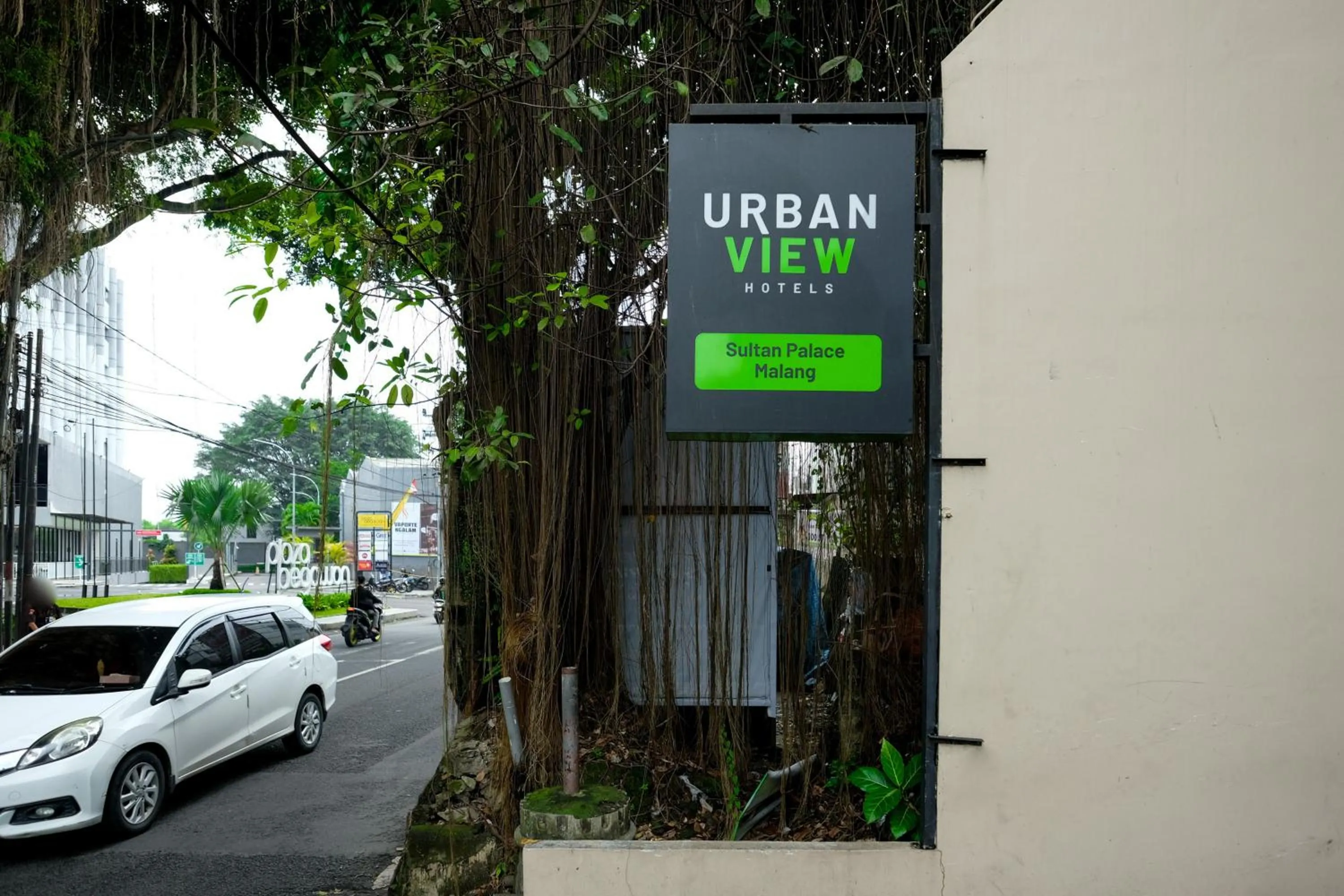 Property logo or sign in Urbanview Hotel Sultan Palace Malang by RedDoorz