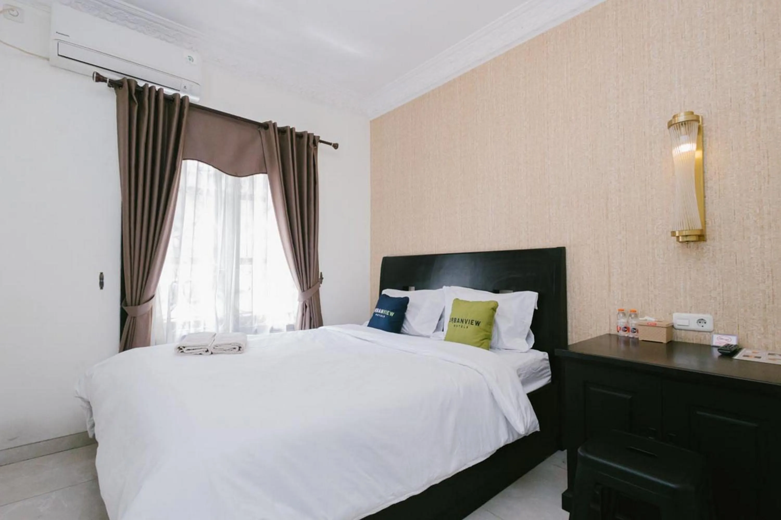Bedroom, Bed in Urbanview Hotel Sultan Palace Malang by RedDoorz