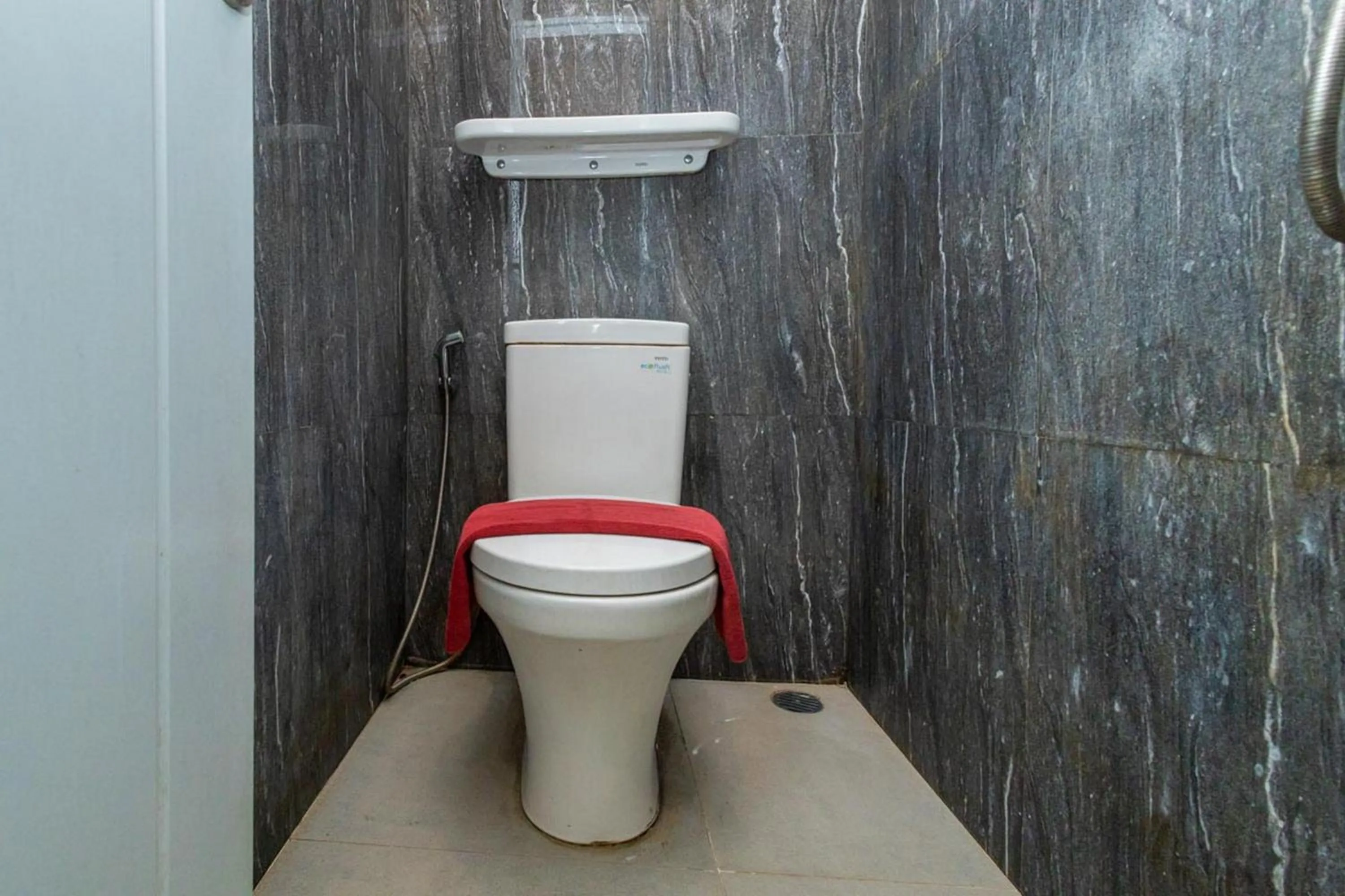 Toilet in Urbanview Hotel Sultan Palace Malang by RedDoorz