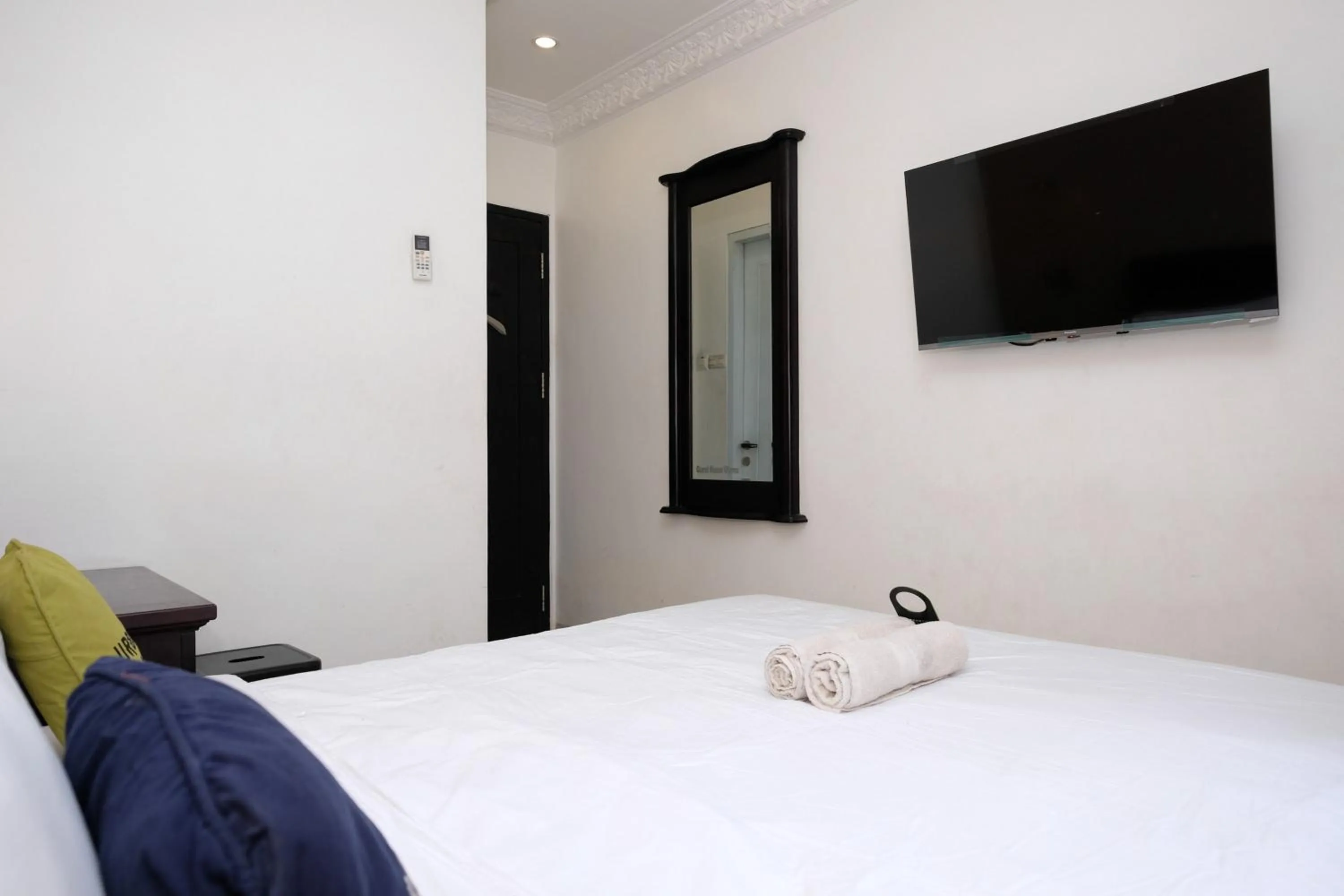 Bedroom, Bed in Urbanview Hotel Sultan Palace Malang by RedDoorz
