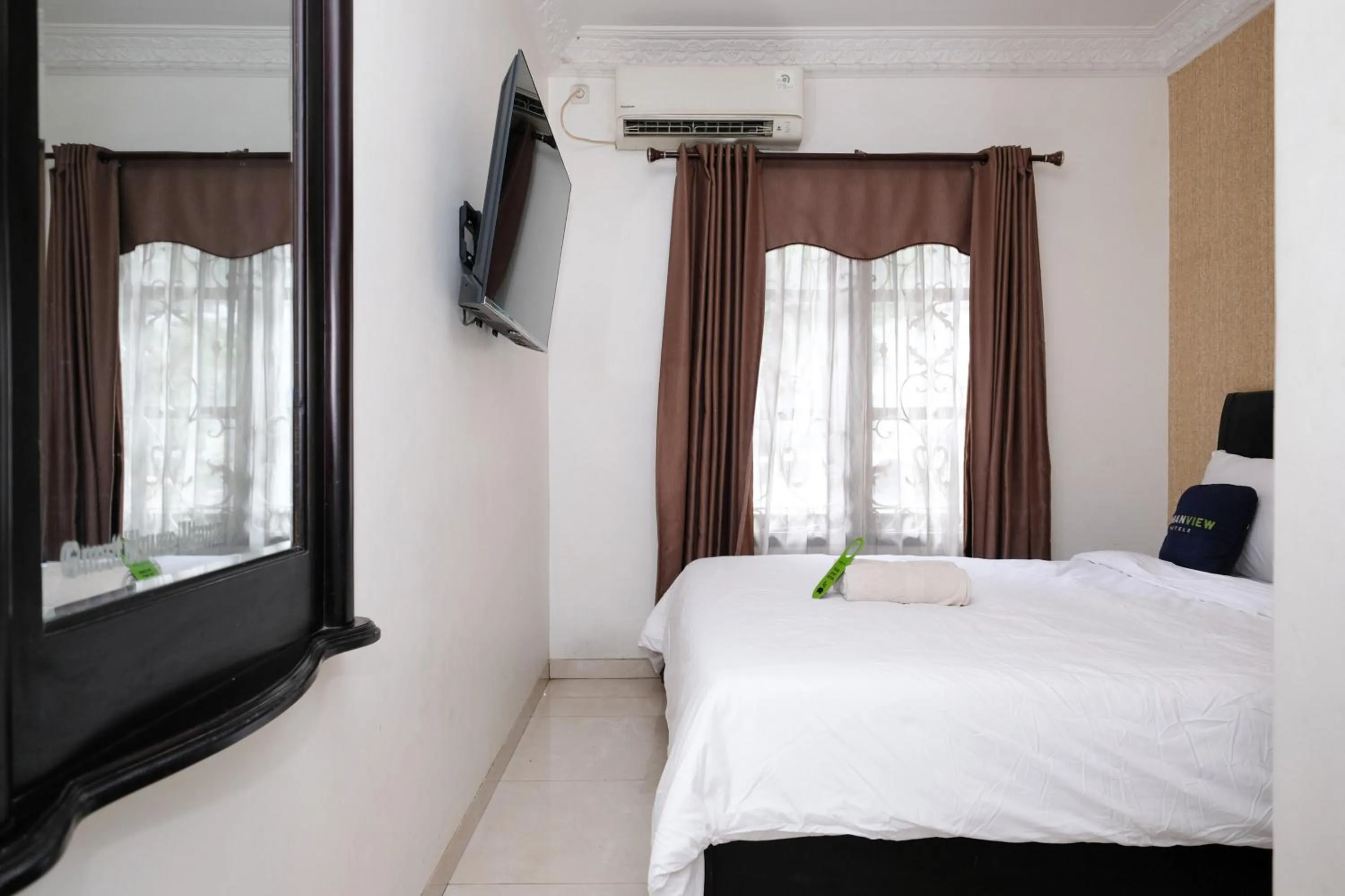 Bedroom, Bed in Urbanview Hotel Sultan Palace Malang by RedDoorz