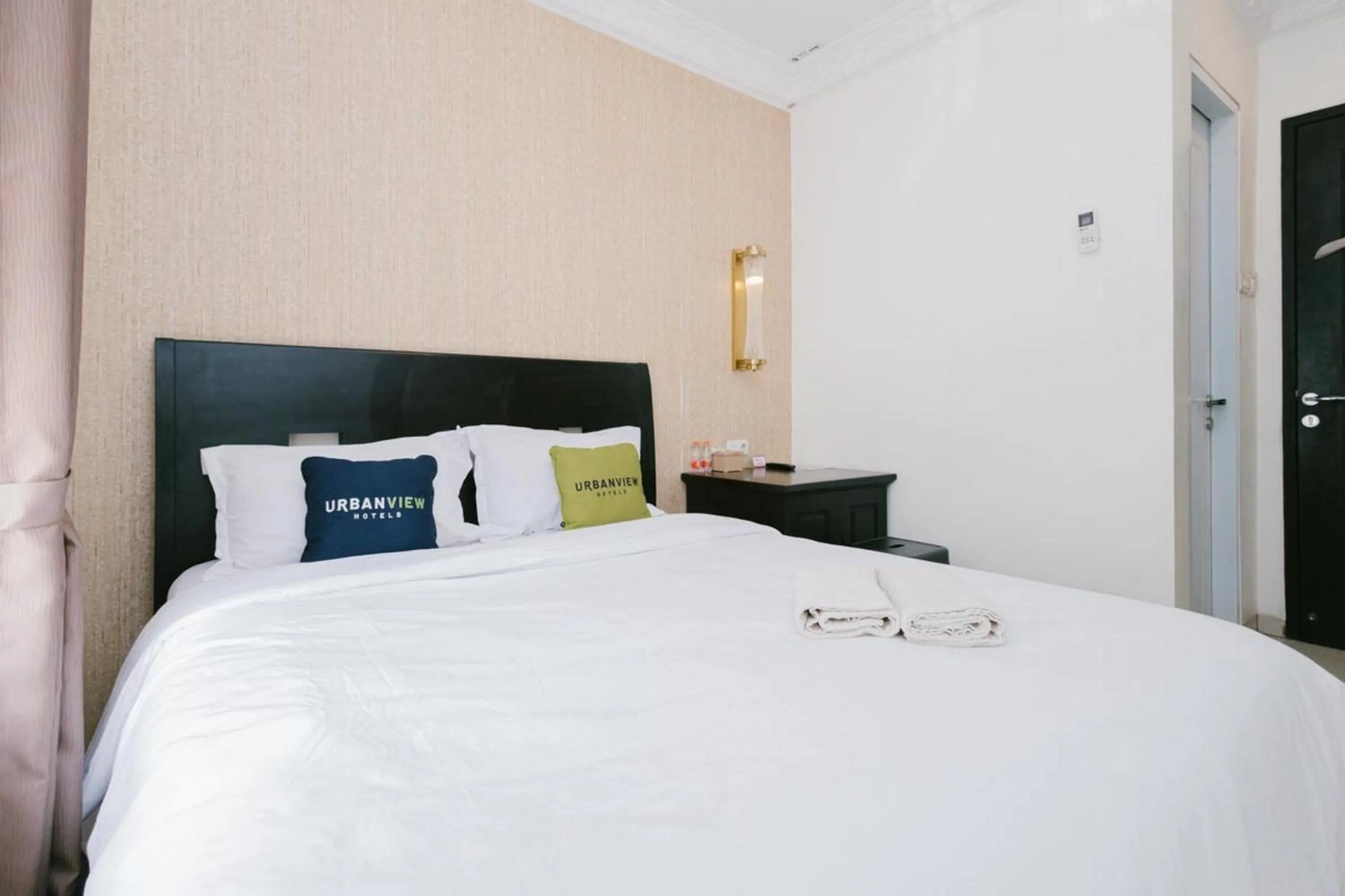 Bedroom, Bed in Urbanview Hotel Sultan Palace Malang by RedDoorz