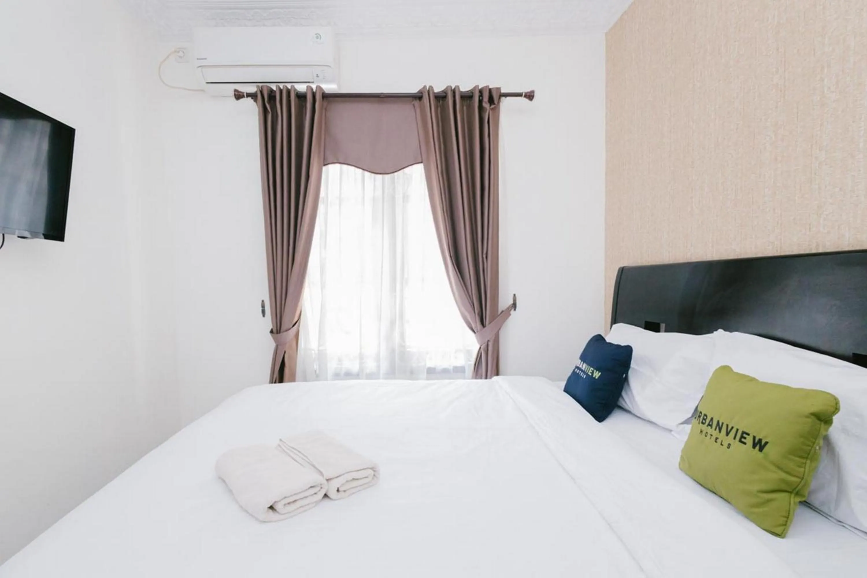Bedroom, Bed in Urbanview Hotel Sultan Palace Malang by RedDoorz