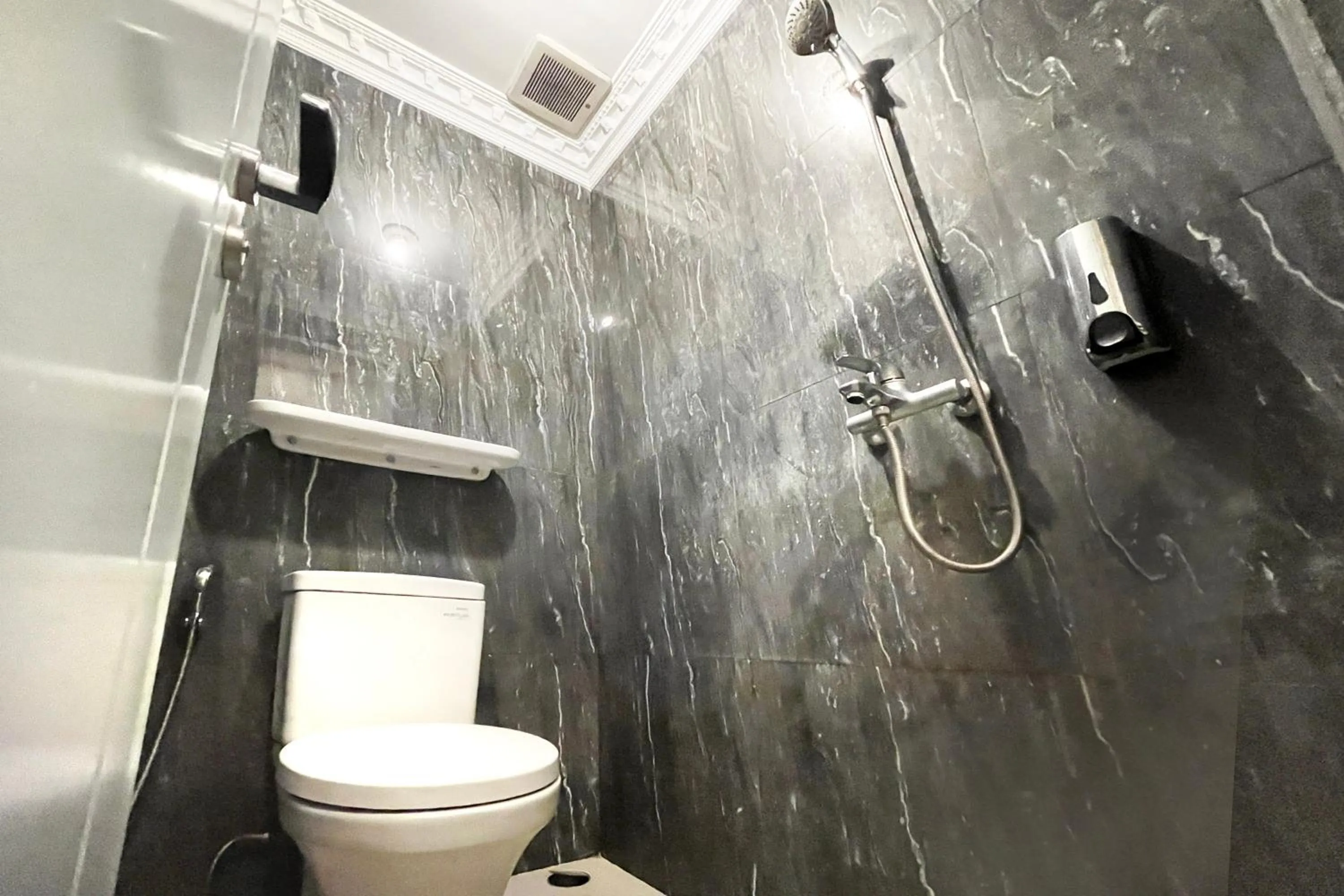 Shower in Urbanview Hotel Sultan Palace Malang by RedDoorz