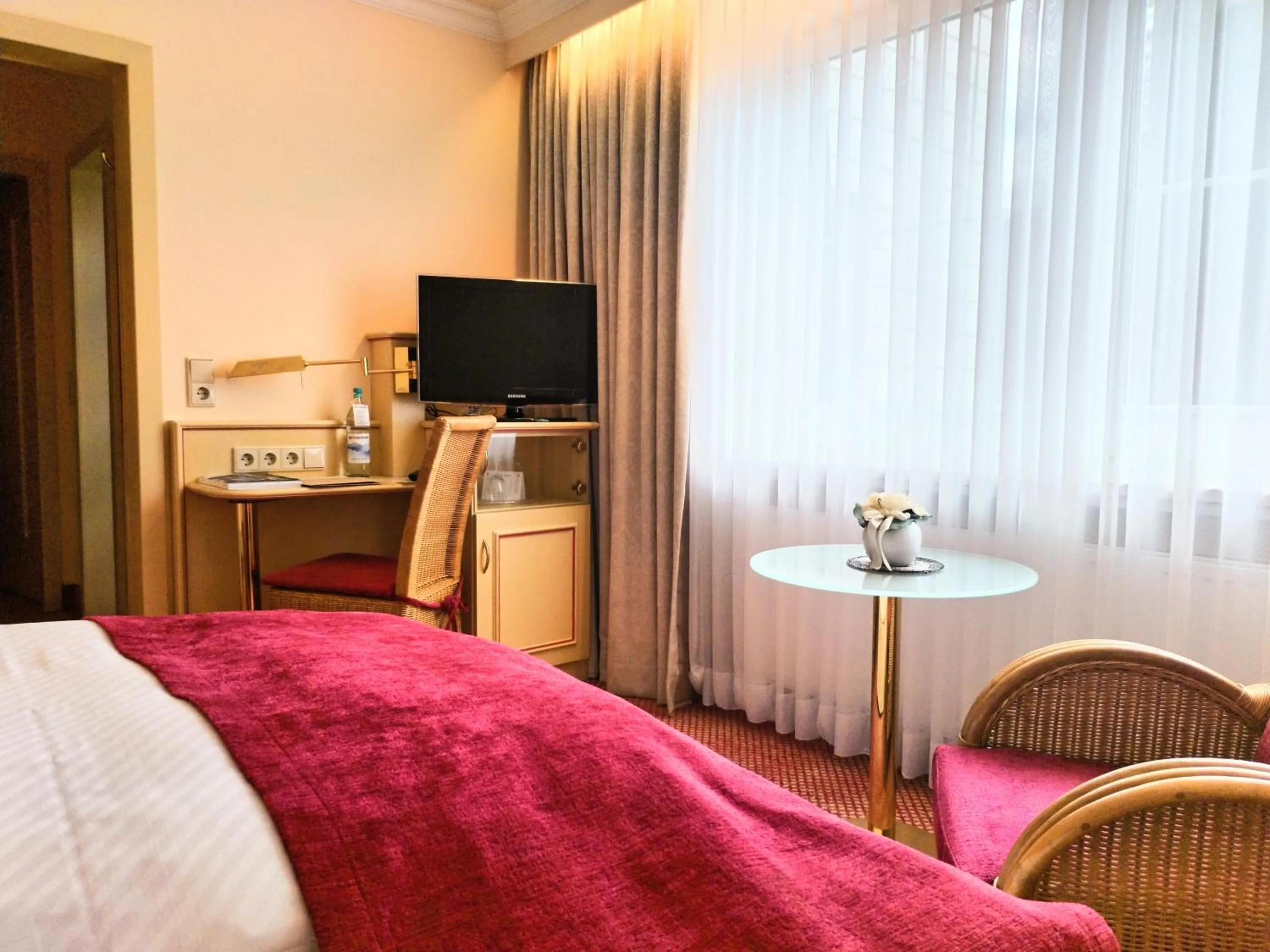 Seating area, Bed in Hotel Braunschweiger Hof