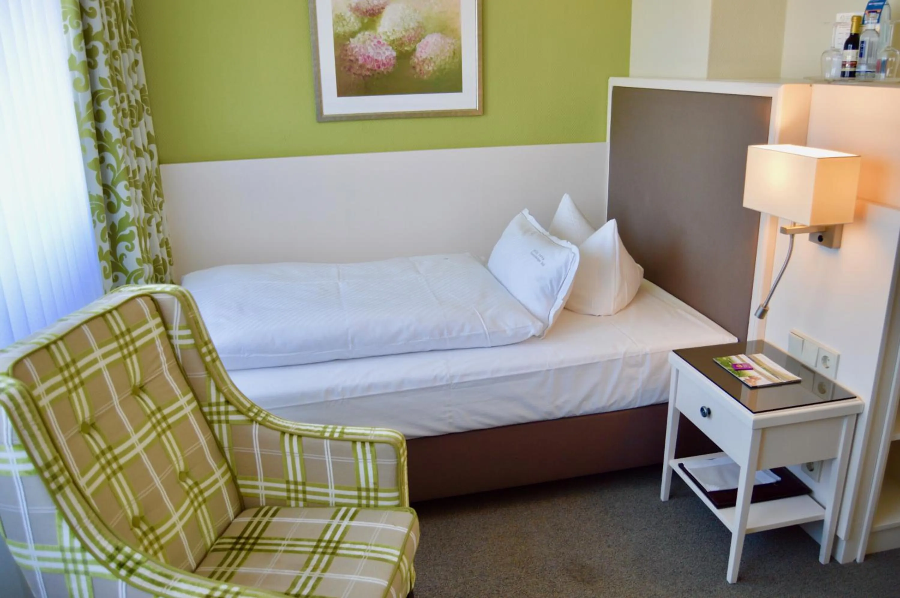 Photo of the whole room, Bed in Hotel Braunschweiger Hof