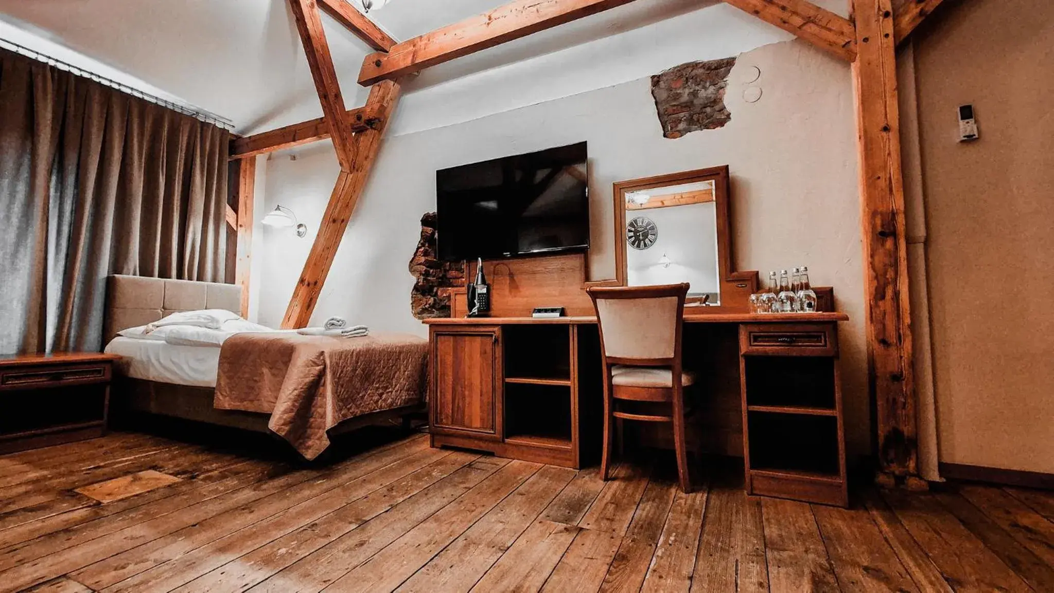 Quadruple Room - single occupancy in Hotel Zamkowy Młyn Quadruple Room - single occupancy in Hotel Zamkowy Młyn