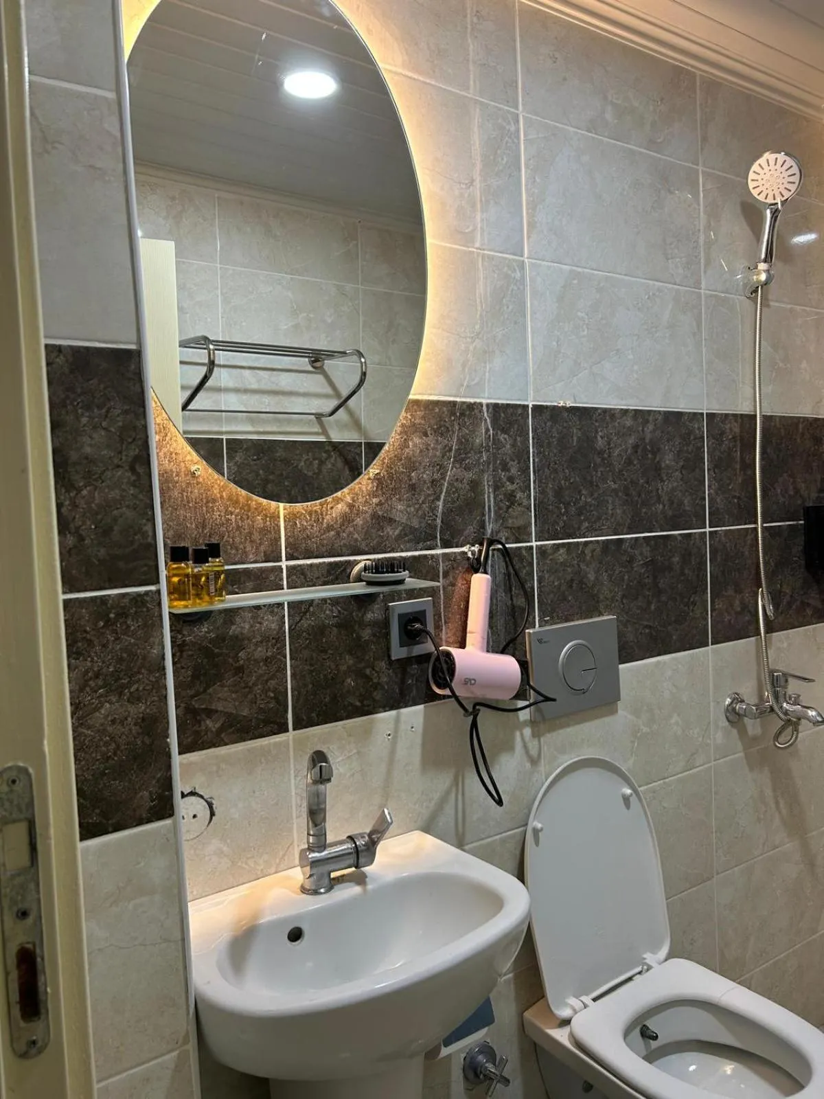 Twin Room with Shower in loopy lodge hotel