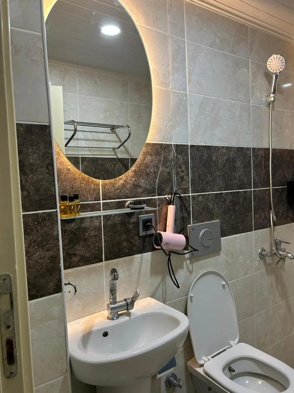 Twin Room with Shower in loopy lodge hotel Twin Room with Shower in loopy lodge hotel