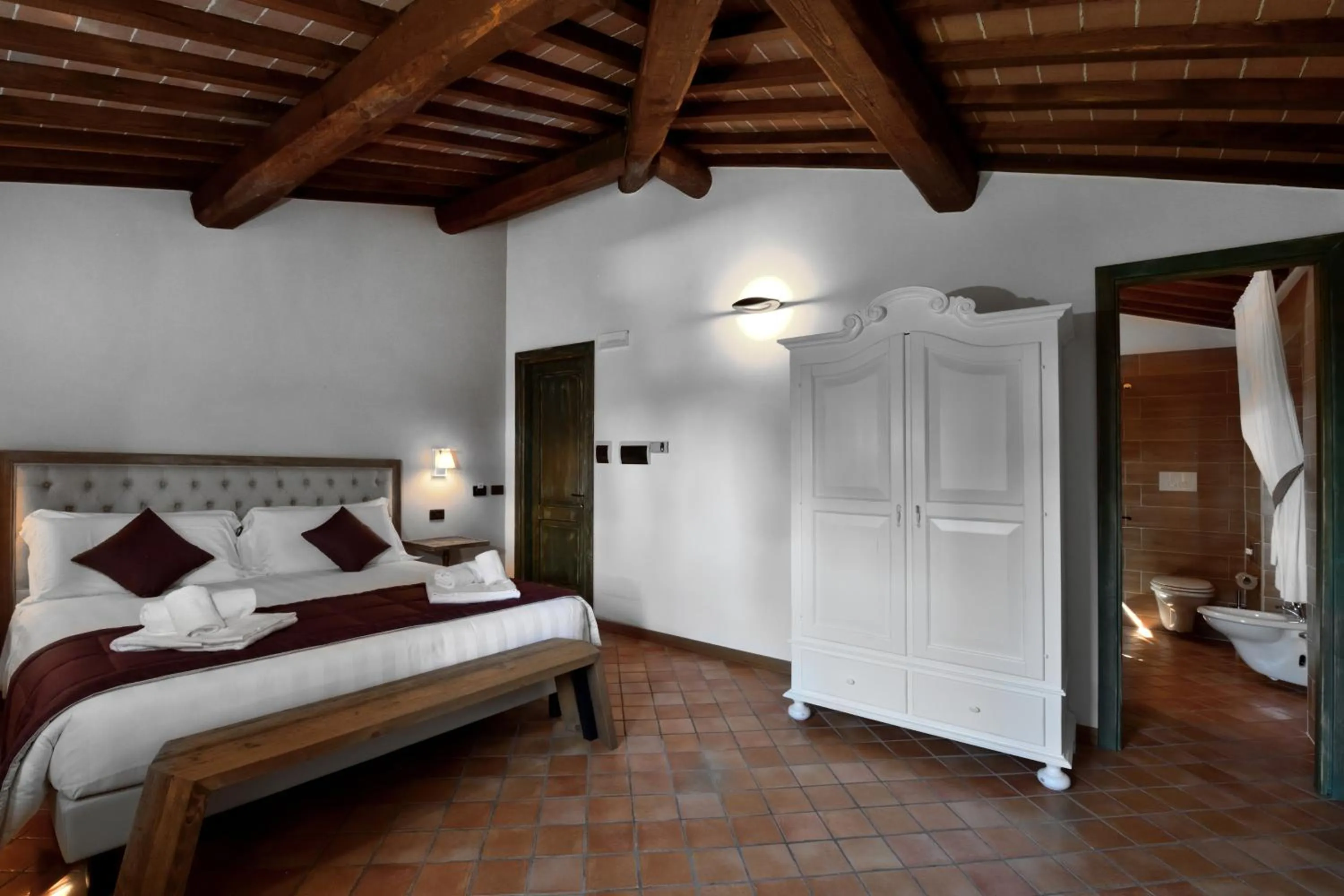 Photo of the whole room, Bed in Porsenna Resort