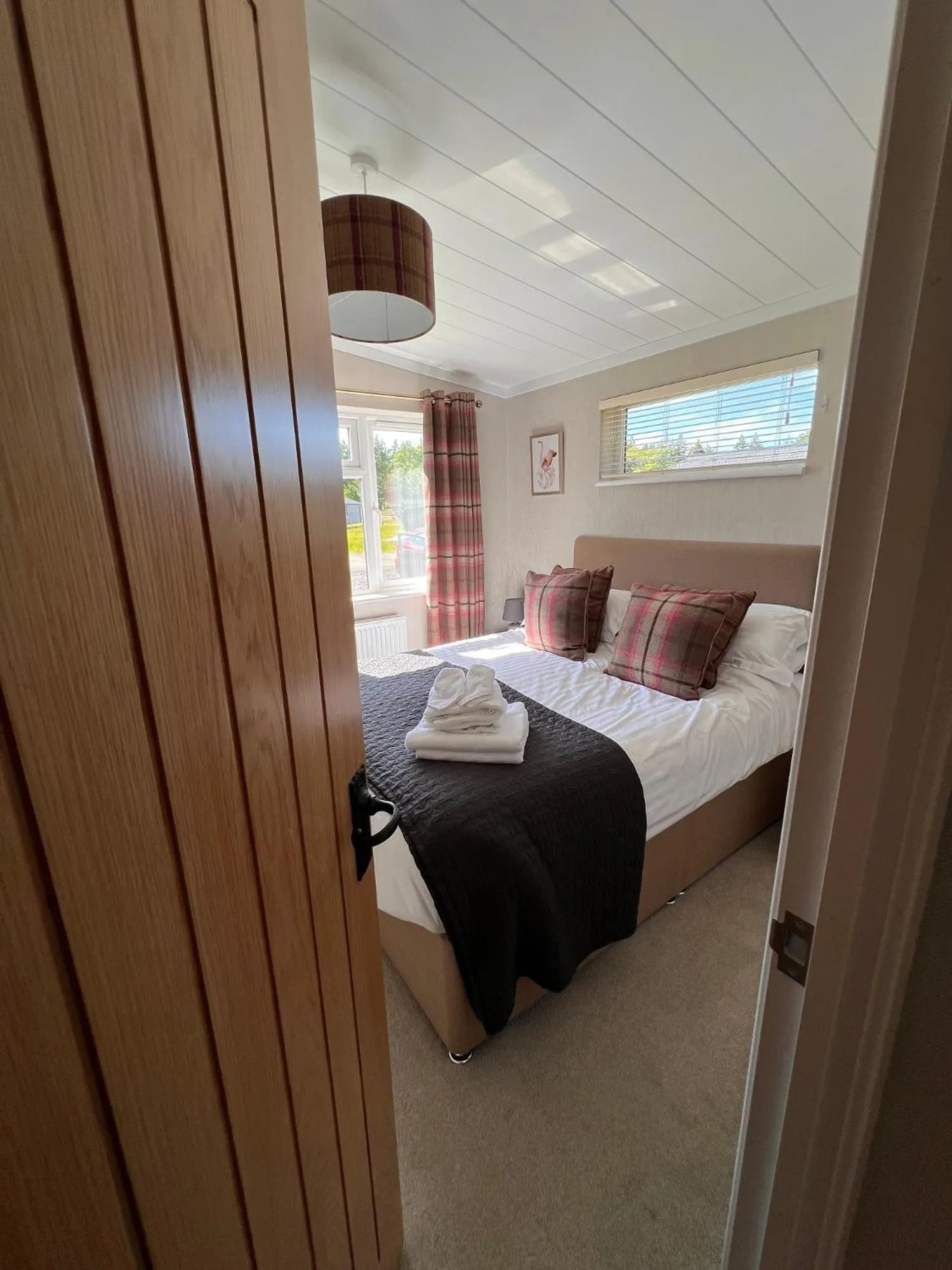 Bedroom, Bed in Hollicarrs - Dragonfly Lodge