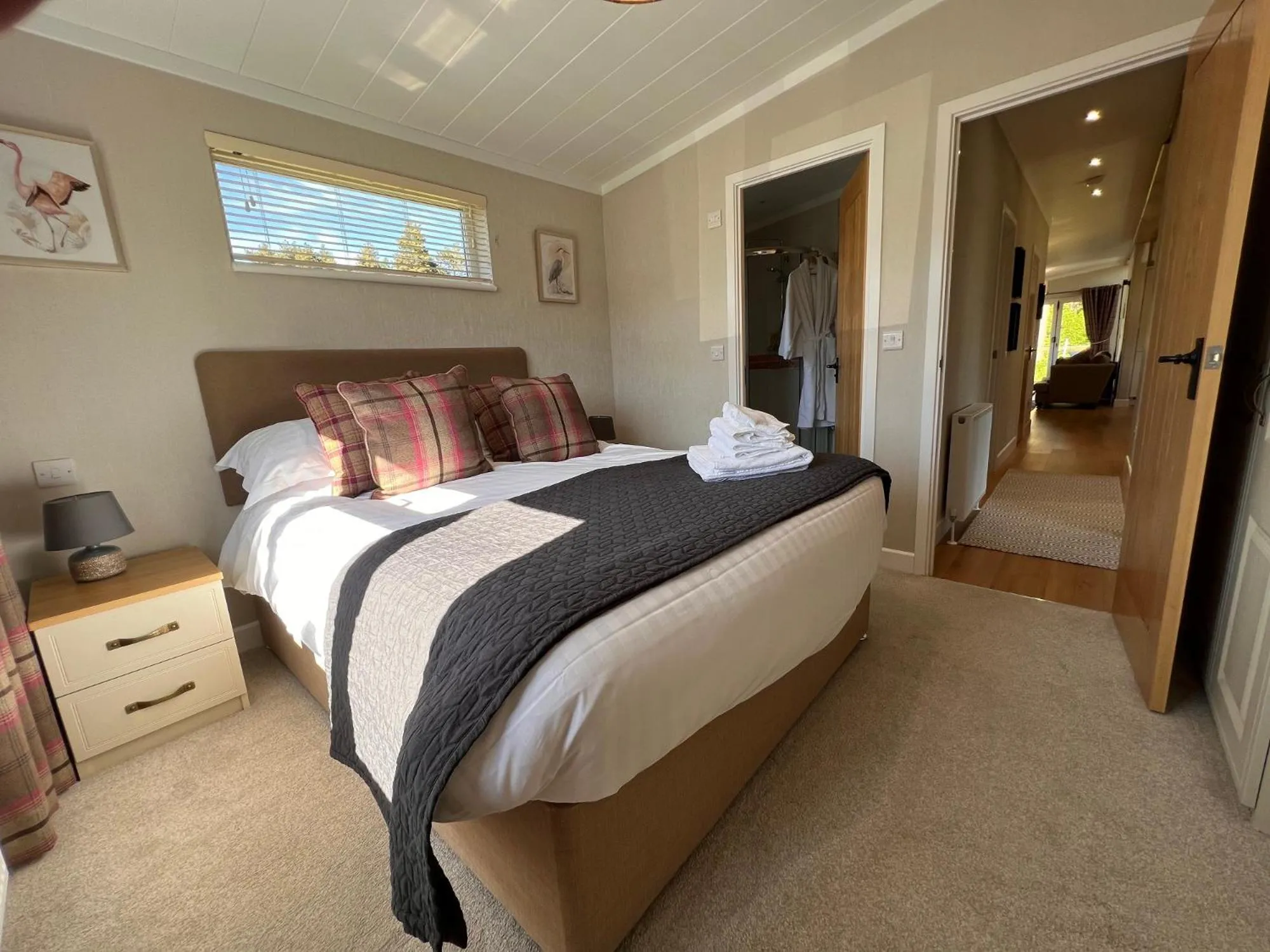 Bedroom, Bed in Hollicarrs - Dragonfly Lodge