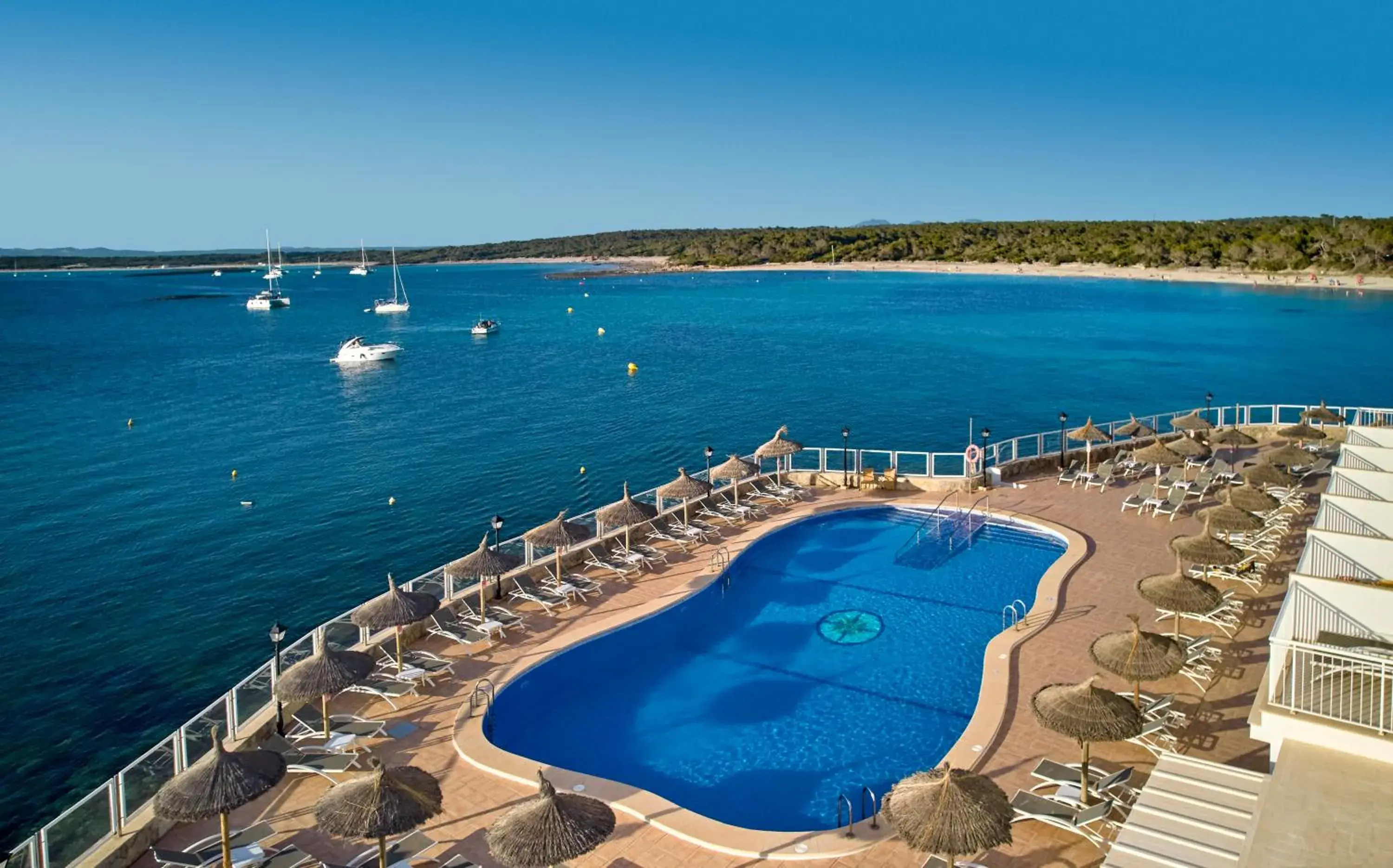 Swimming pool in Universal Hotel Marqués Swimming pool in Universal Hotel Marqués