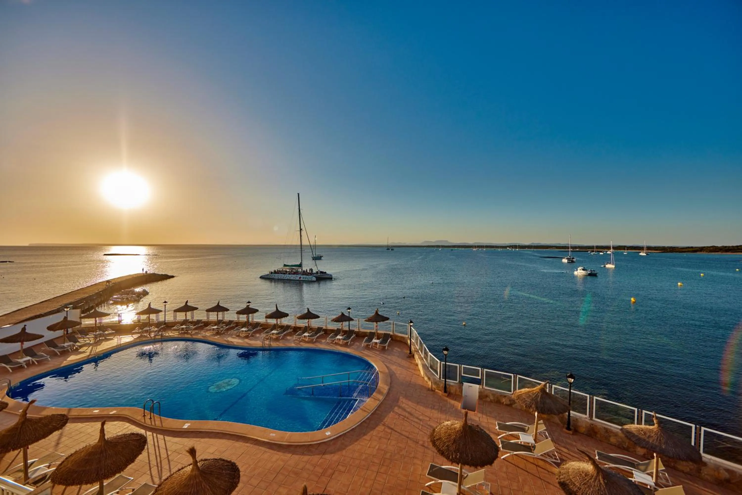 Swimming pool in Universal Hotel Marqués