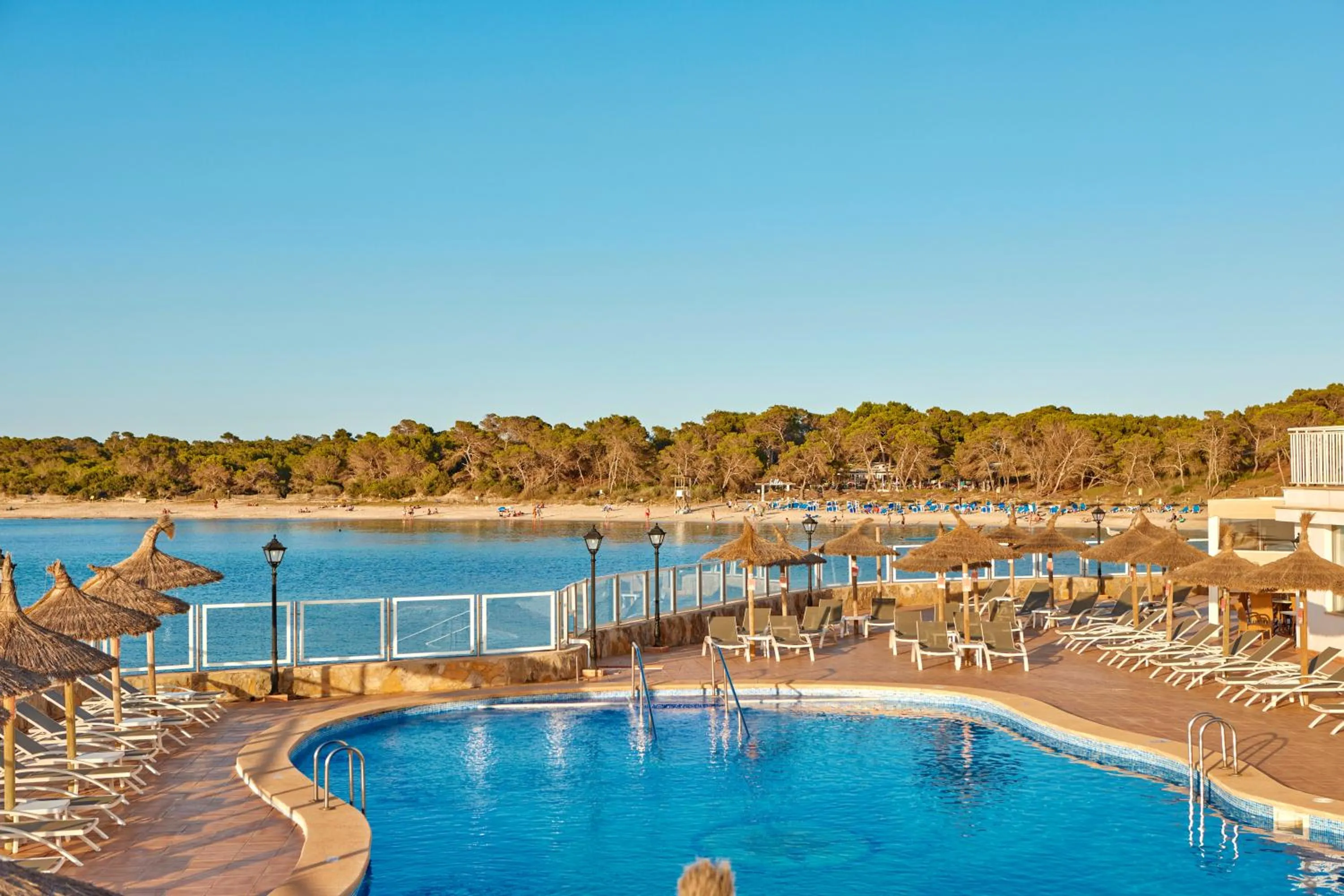 Swimming pool in Universal Hotel Marqués