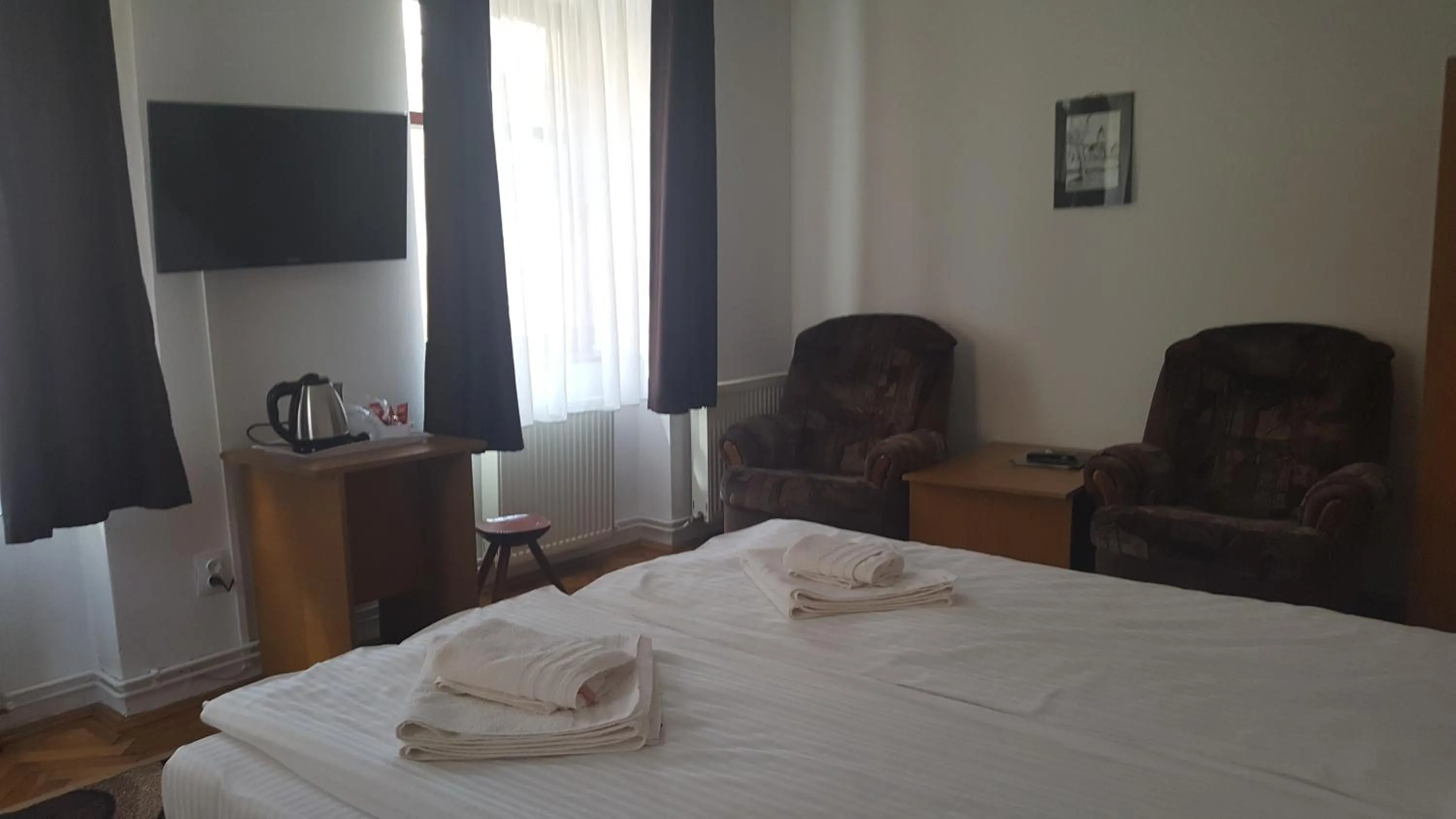 Bed in Pensiunea Podul Minciunilor