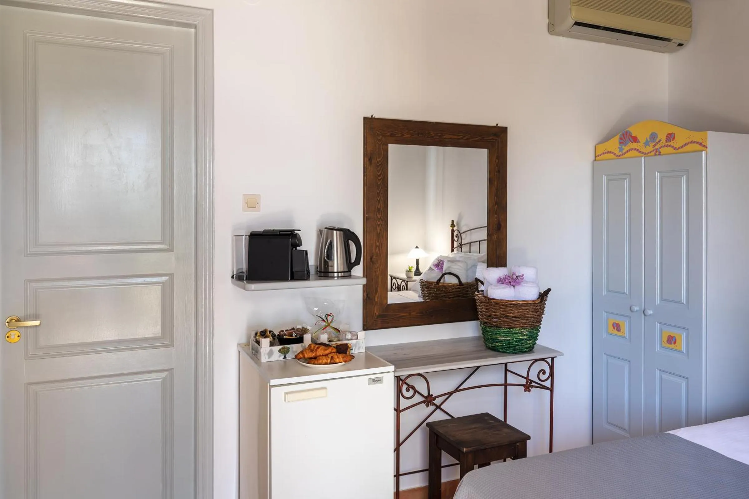 Coffee/tea facilities in Cochili Rooms & Apartments