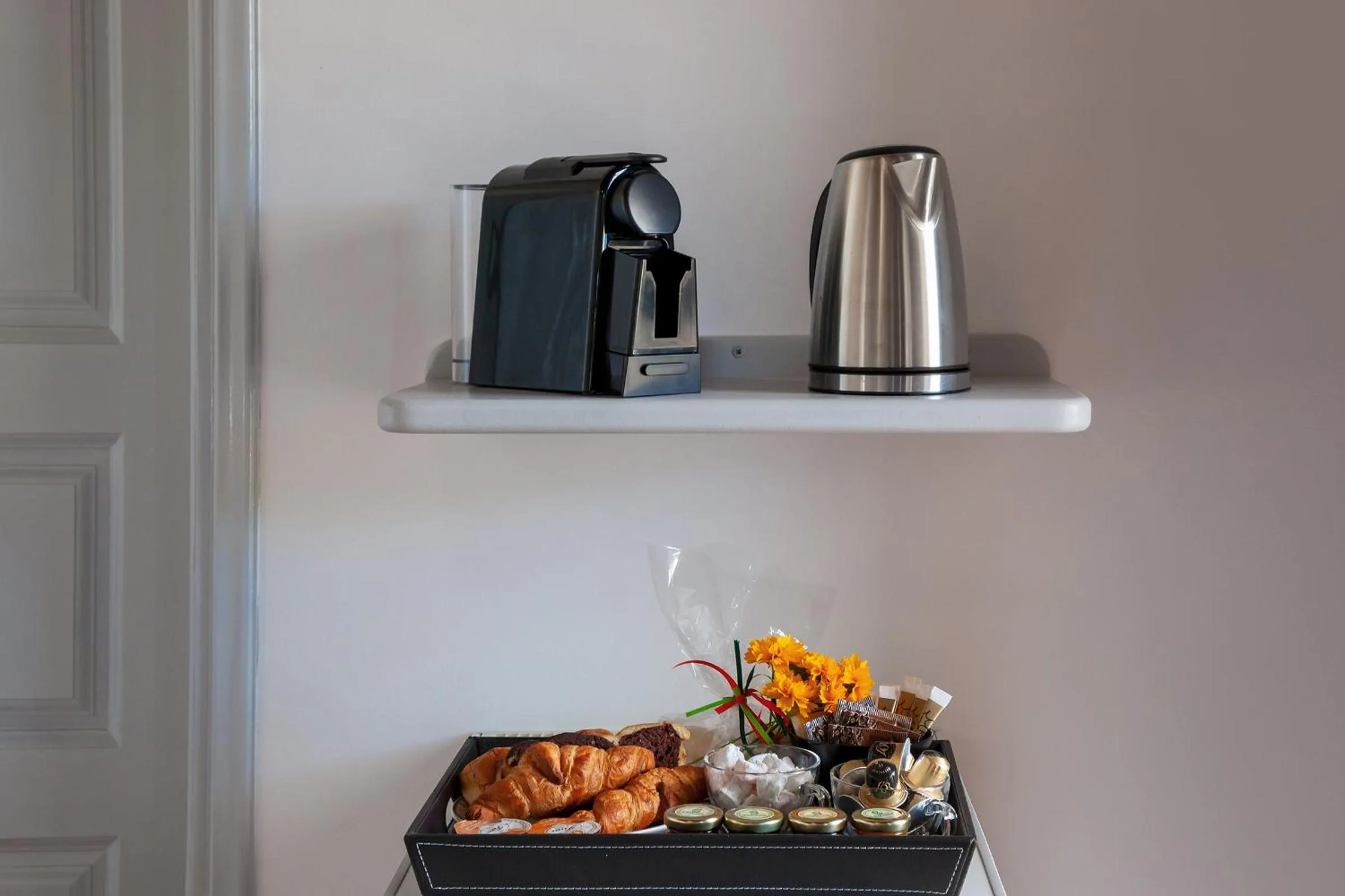 Coffee/tea facilities in Cochili Rooms & Apartments