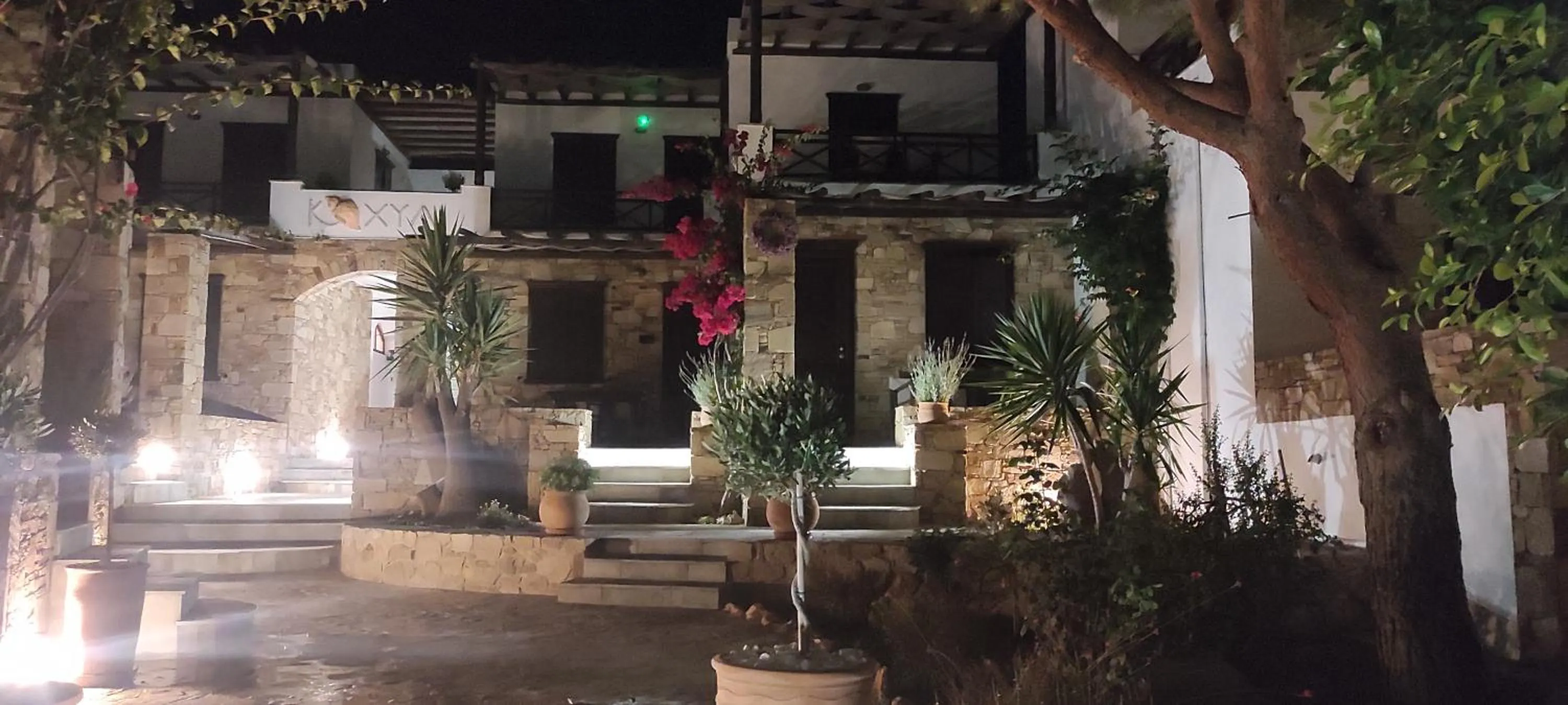 Property building in Cochili Rooms & Apartments