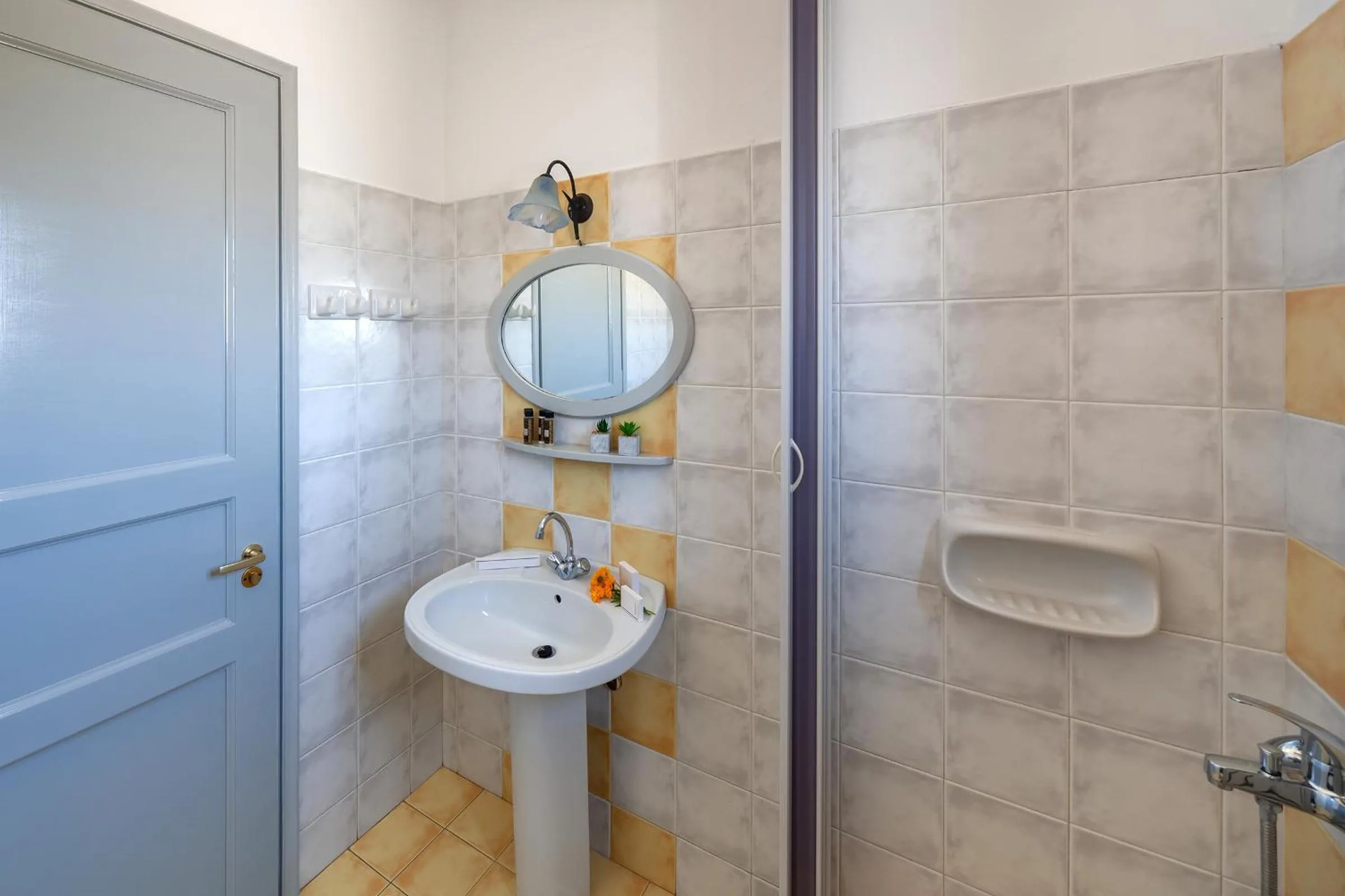 Shower in Cochili Rooms & Apartments