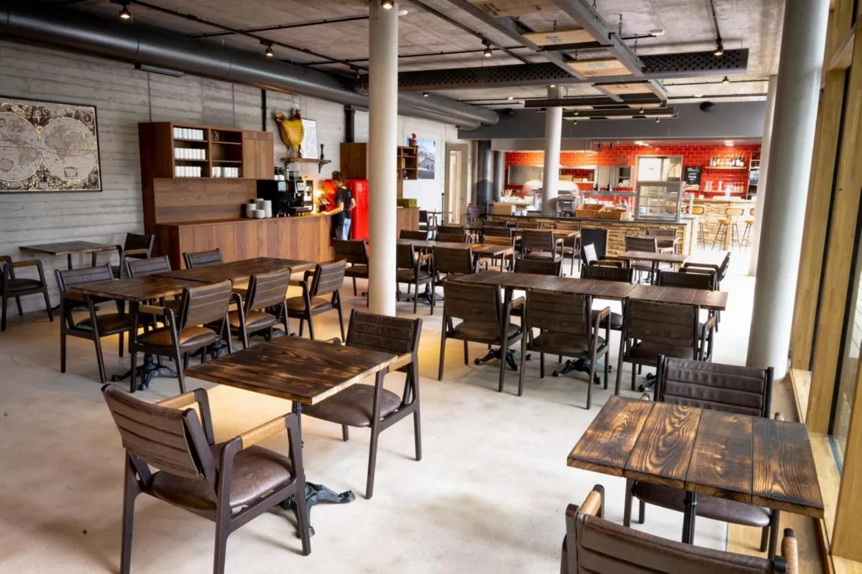 Restaurant/places to eat in Cavallestro Deluxe