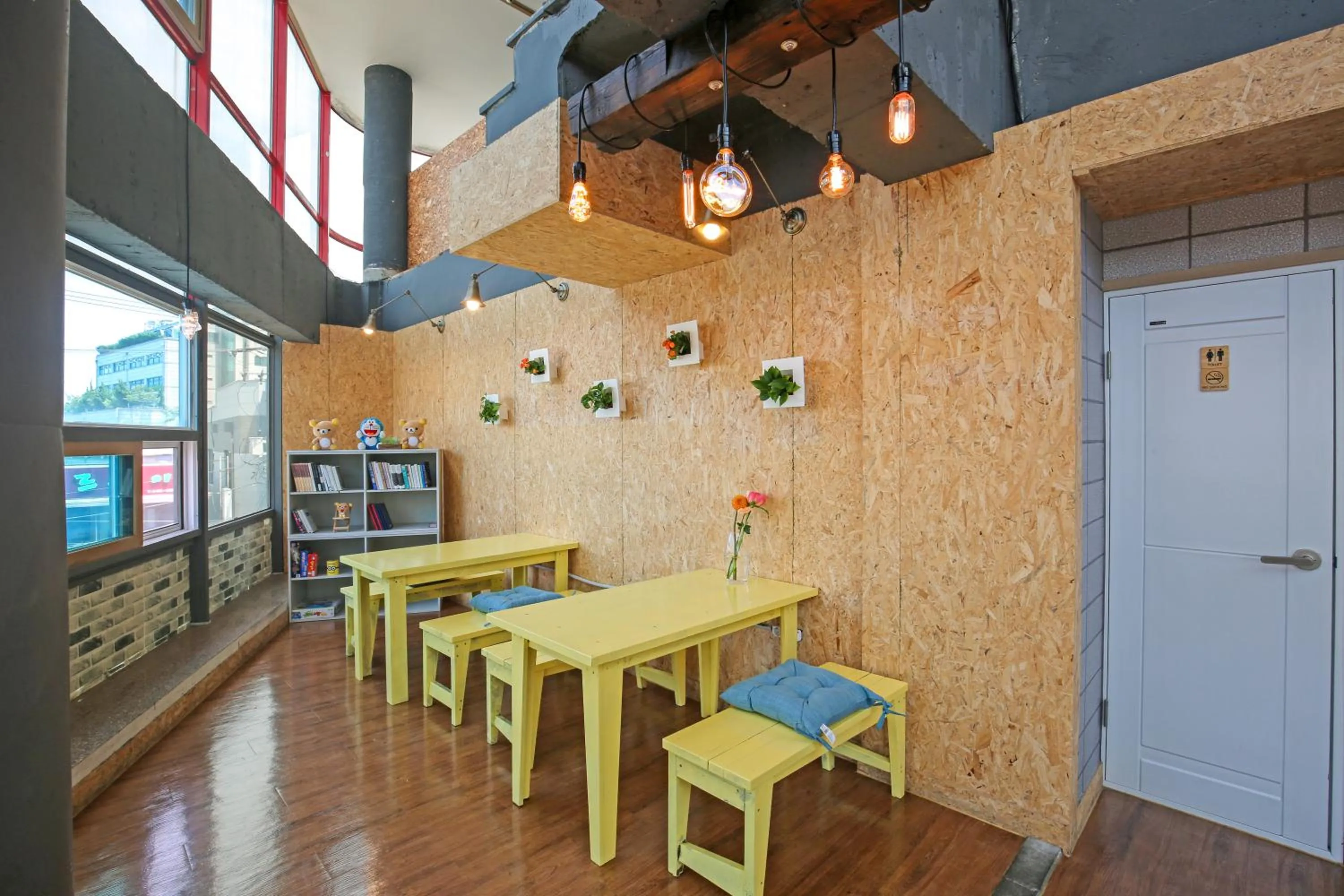 Communal lounge/ TV room in Dashim Guest House