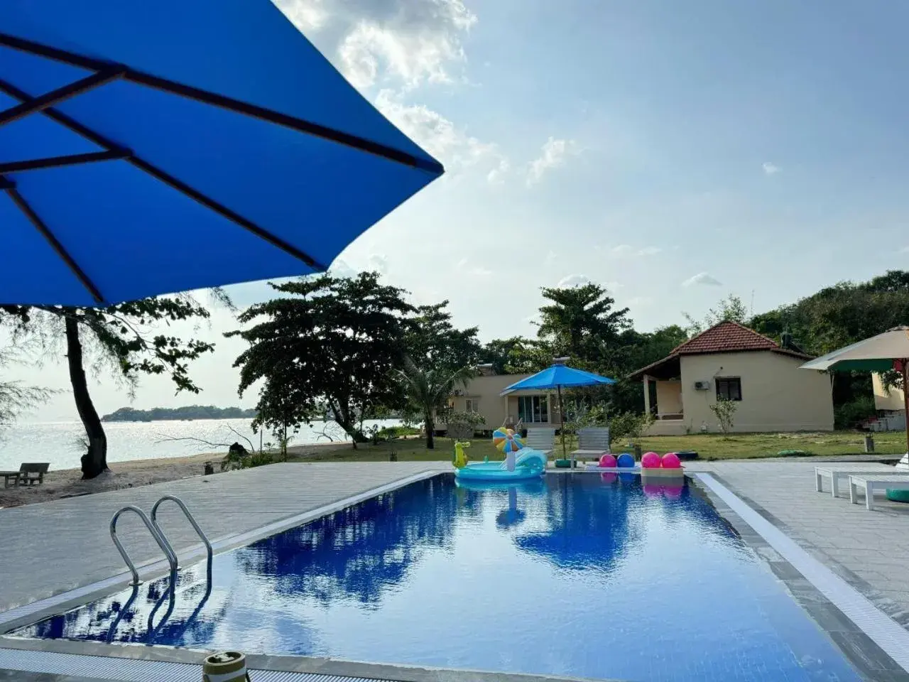 Swimming pool in Vung Bau Resort Swimming pool in Vung Bau Resort