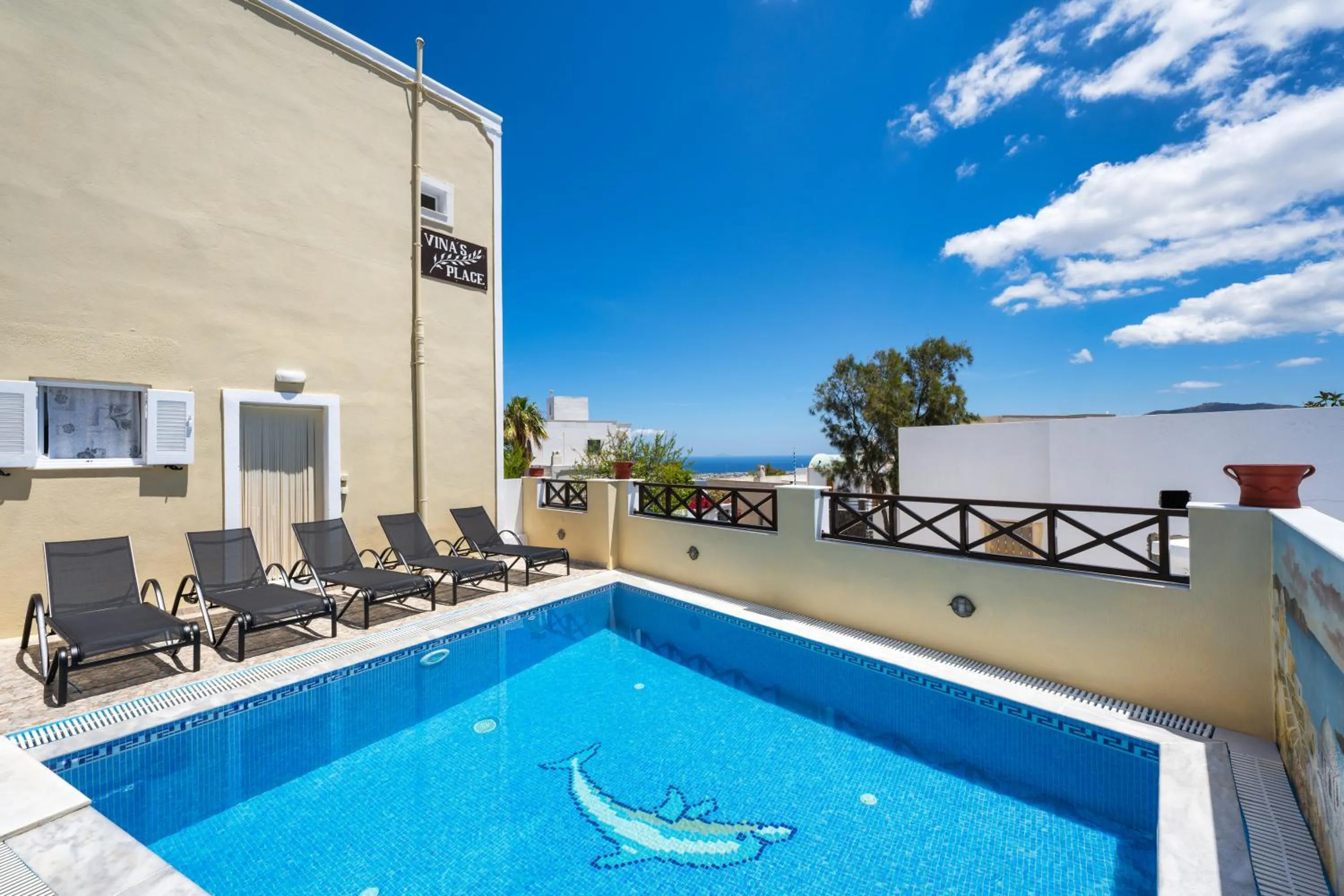 Swimming pool in Vinas Place City Center