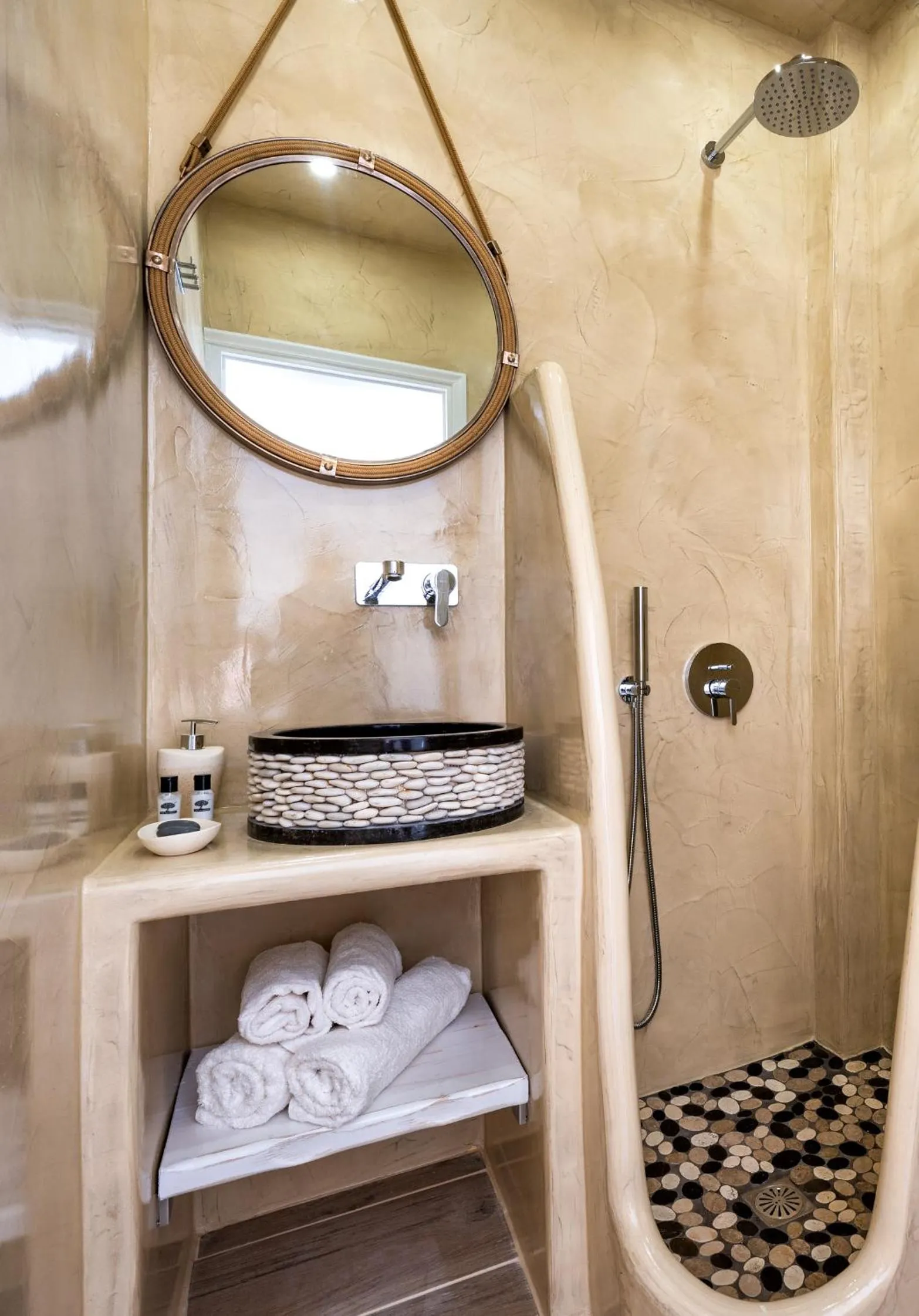 Shower in Vinas Place City Center