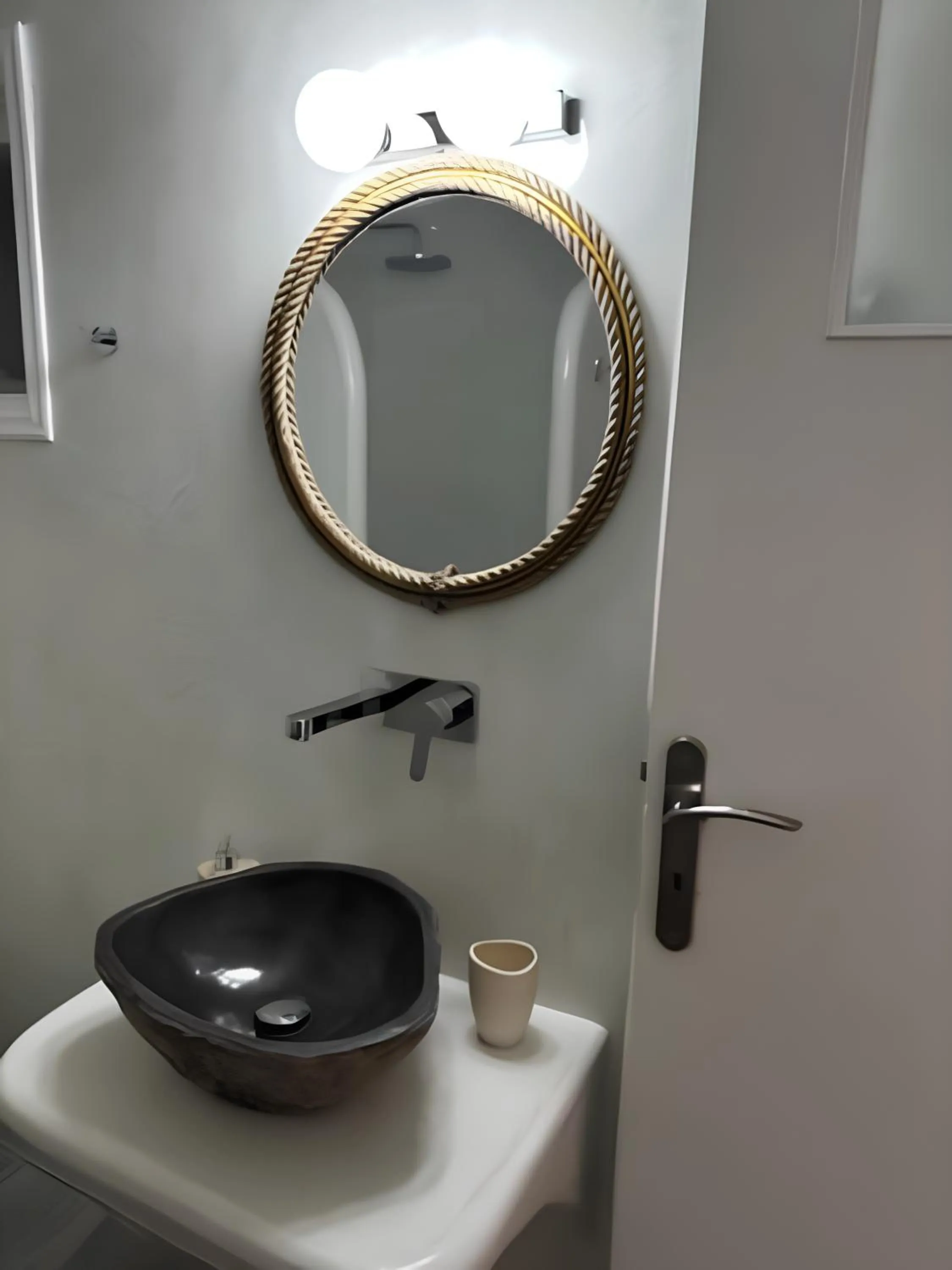 Bathroom in Vinas Place City Center