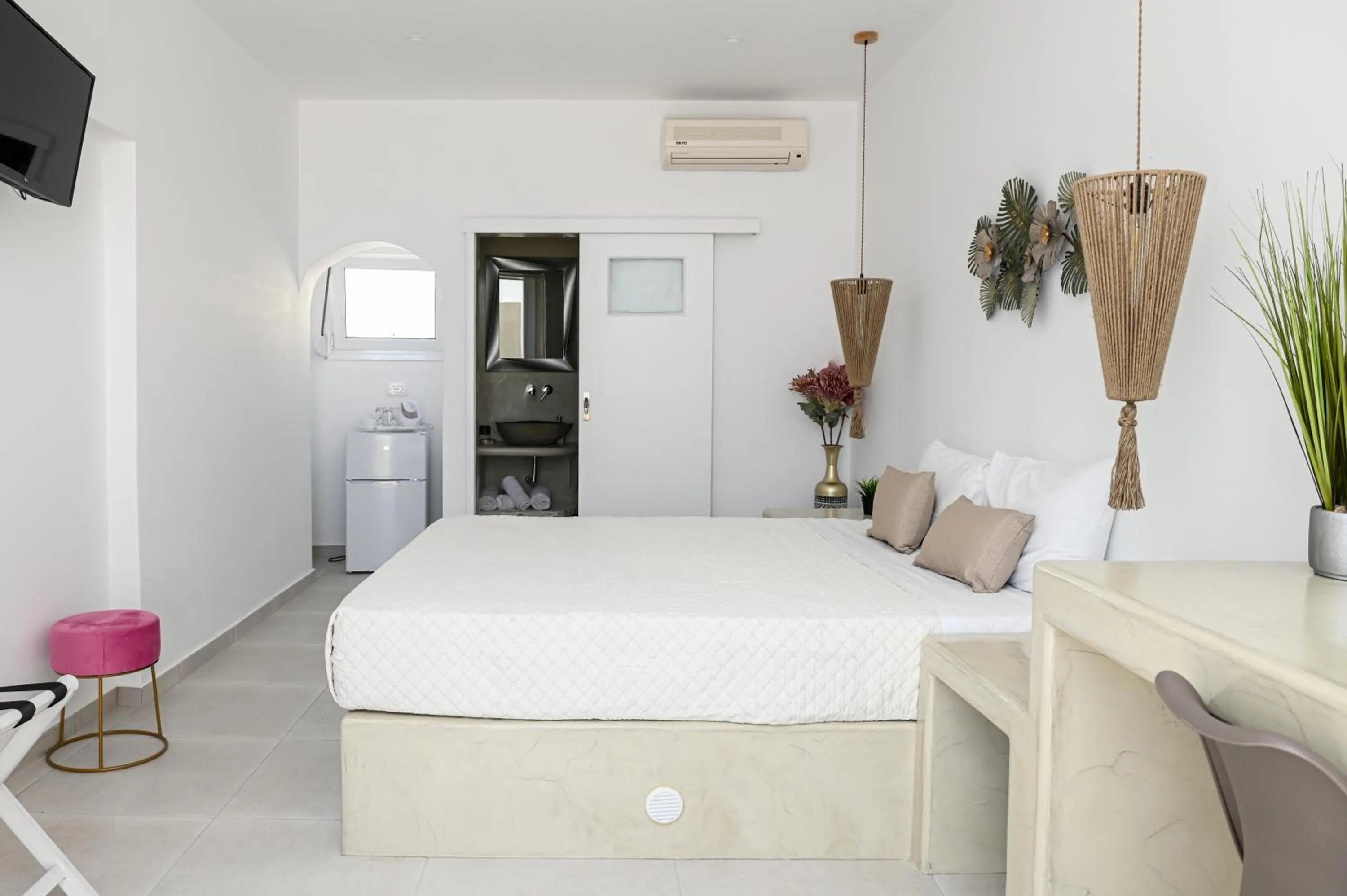 Bedroom, Bed in Vinas Place City Center