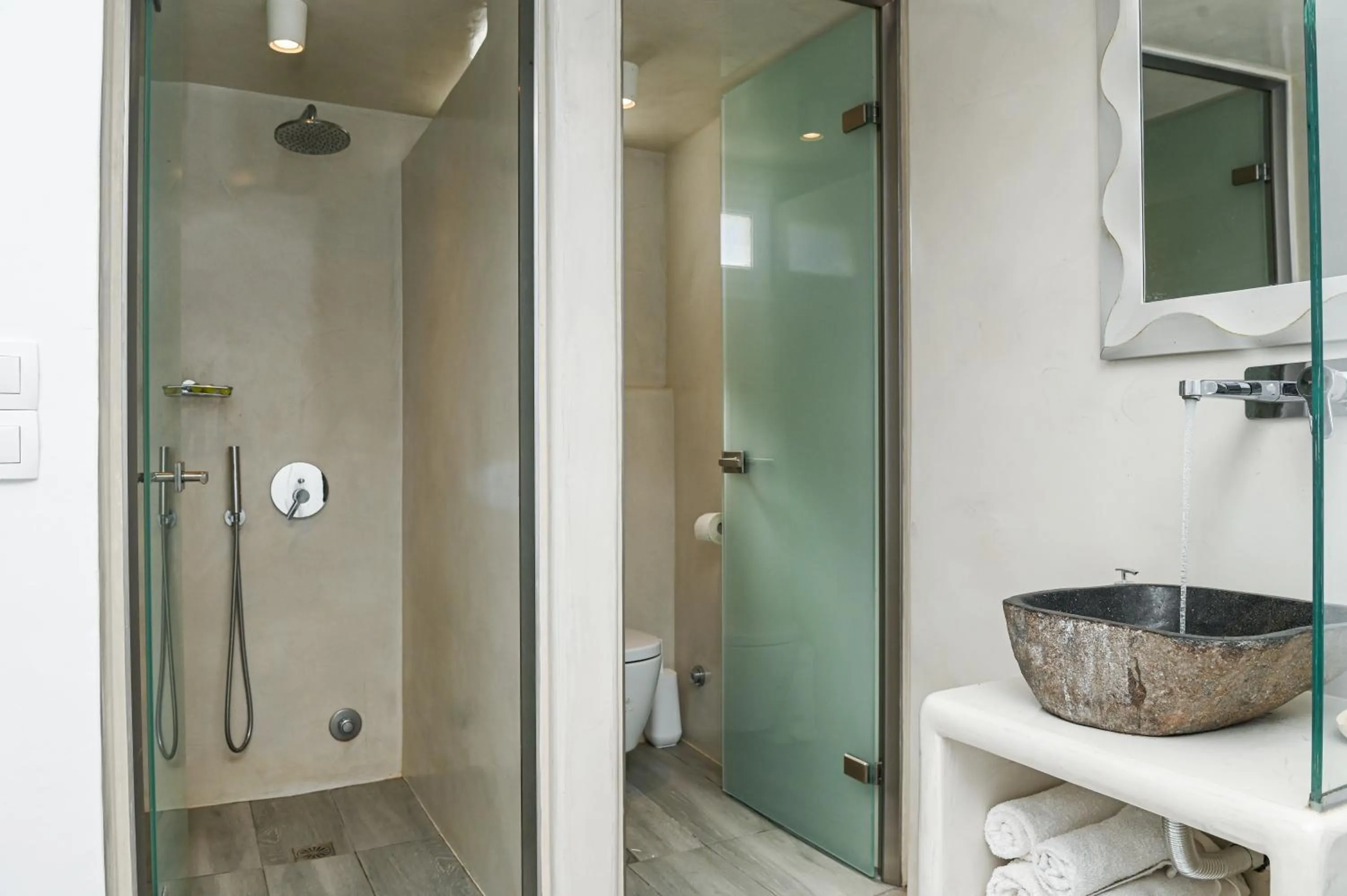 Shower in Vinas Place City Center