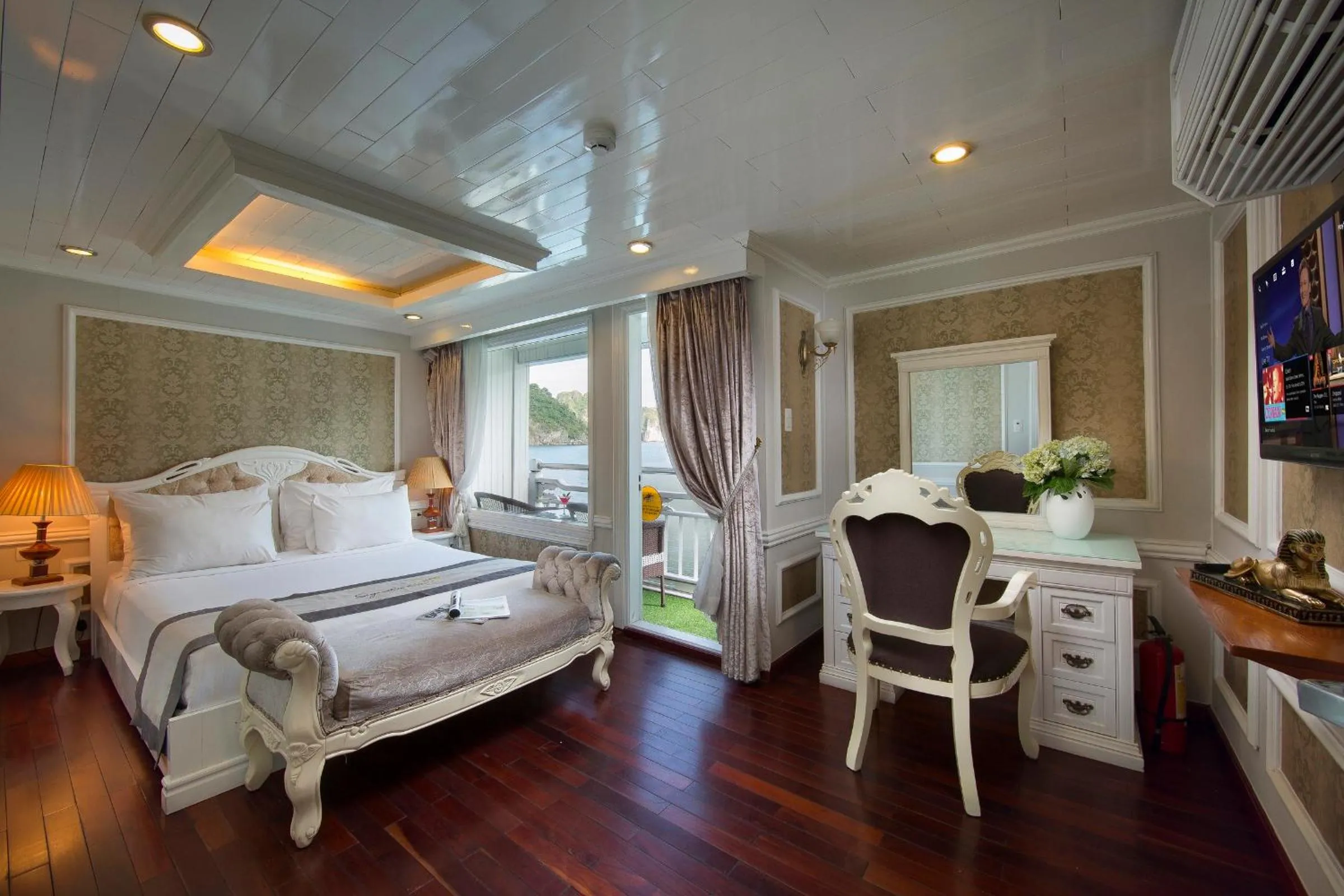 Balcony/Terrace, Bed in Signature Halong Cruise