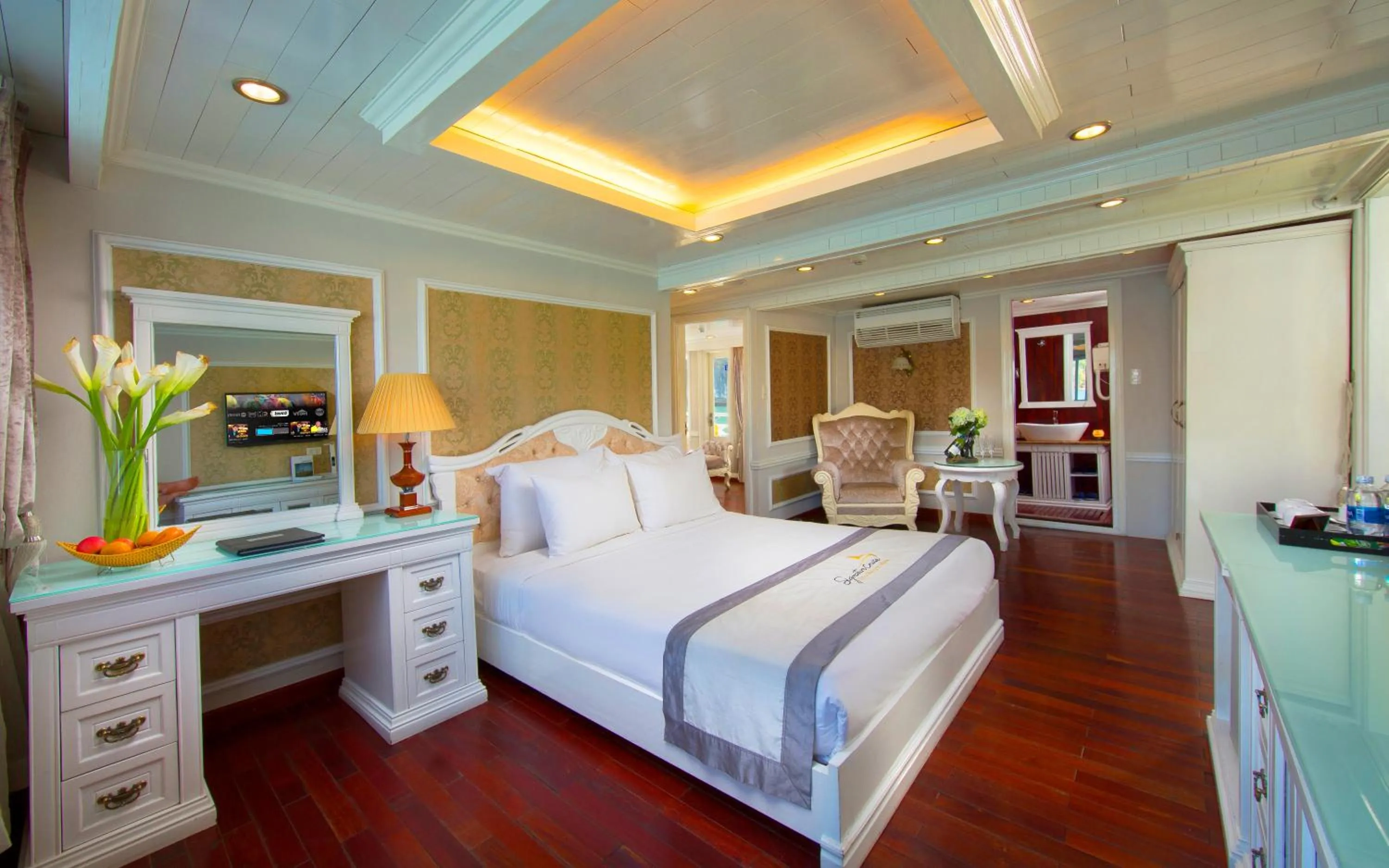 Photo of the whole room, Bed in Signature Halong Cruise