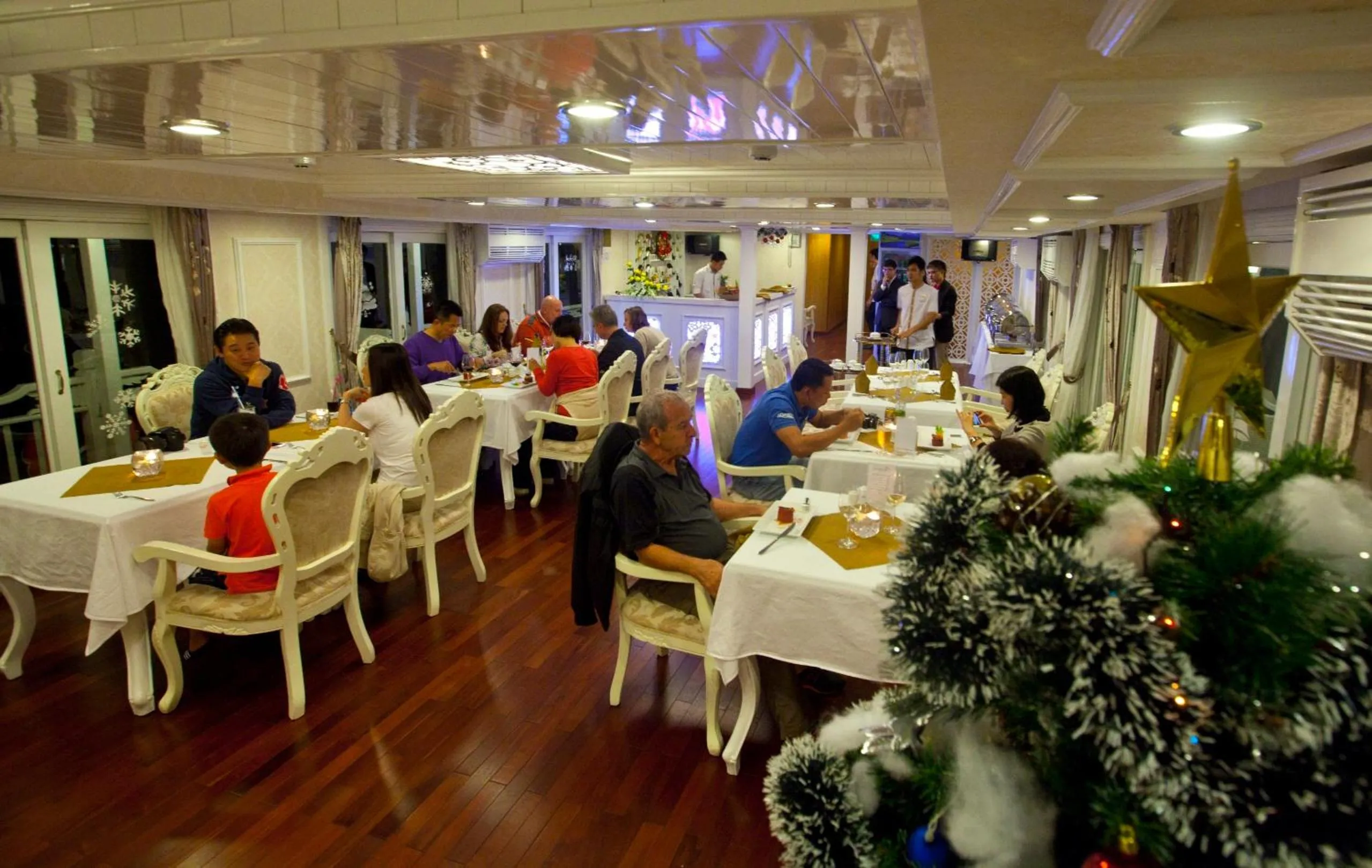 Restaurant/places to eat in Signature Halong Cruise